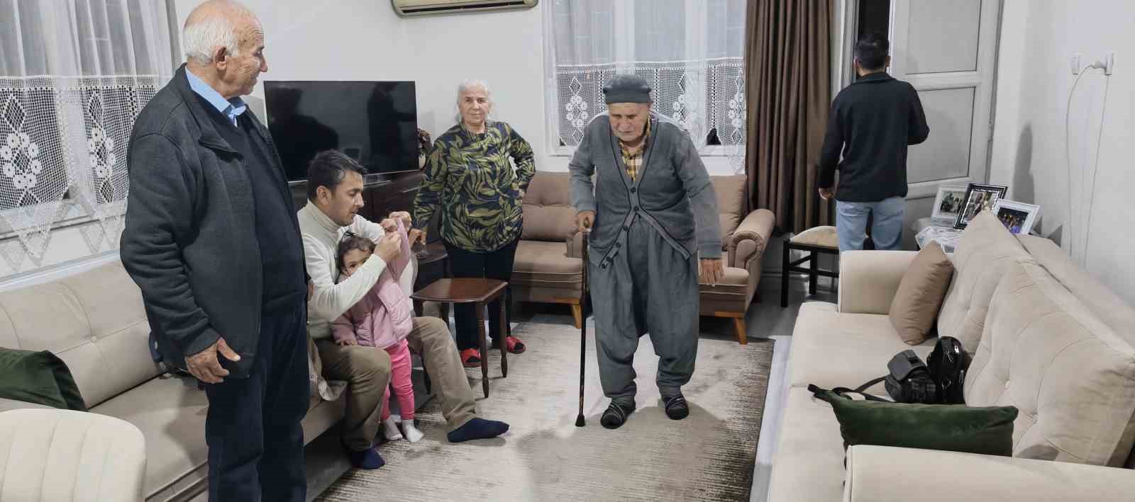 Mustafa dede, 102’nci yaş gününü çocukları ve torunlarıyla kutladı
Mustafa dede, 102’nci yaş gününü çocukları ve torunlarıyla kutladı