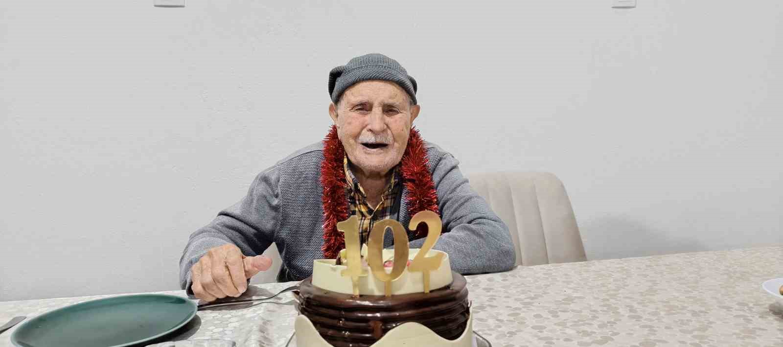 Mustafa dede, 102’nci yaş gününü çocukları ve torunlarıyla kutladı
Mustafa dede, 102’nci yaş gününü çocukları ve torunlarıyla kutladı