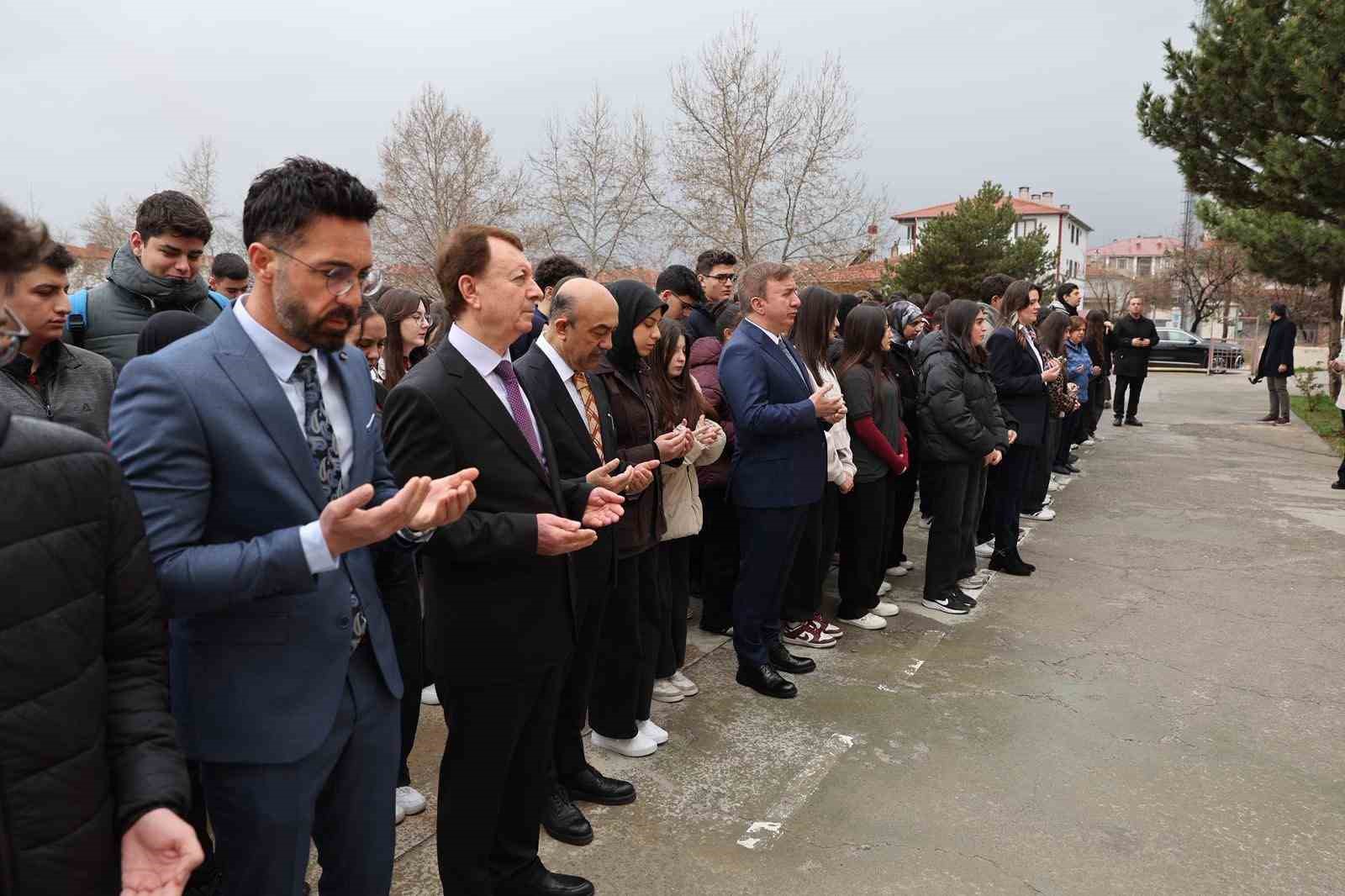 Mustafa Doğan Anadolu Lisesi’nde şehitler için saygı programı
