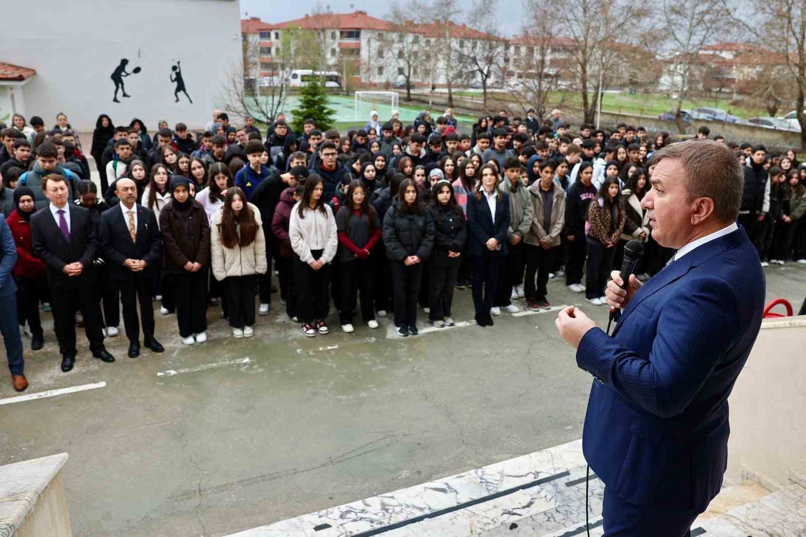 Mustafa Doğan Anadolu Lisesi’nde şehitler için saygı programı
