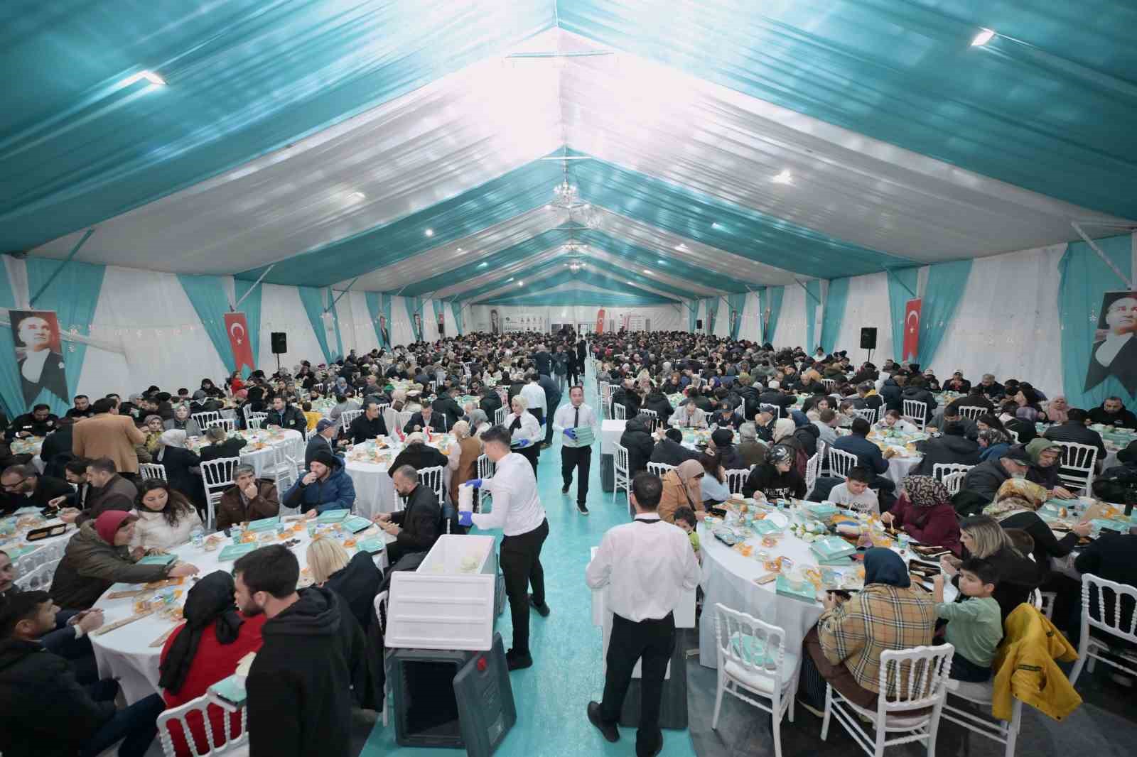 Mustafa Varank ve Can Aksoy, gönül sofrasında Esenyurtlularla bir araya geldi
Mustafa Varank ve Can Aksoy, gönül sofrasında Esenyurtlularla bir araya geldi