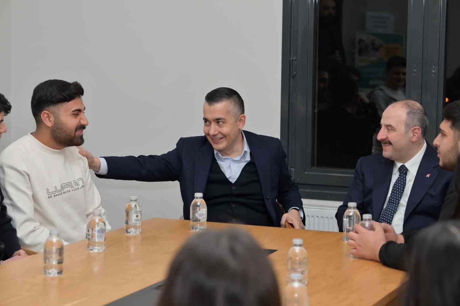 Mustafa Varank ve Can Aksoy, gönül sofrasında Esenyurtlularla bir araya geldi
Mustafa Varank ve Can Aksoy, gönül sofrasında Esenyurtlularla bir araya geldi