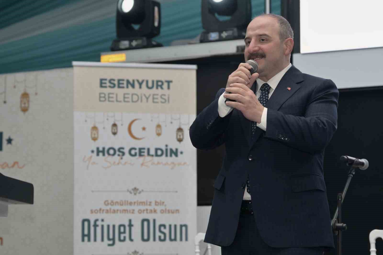 Mustafa Varank ve Can Aksoy, gönül sofrasında Esenyurtlularla bir araya geldi
Mustafa Varank ve Can Aksoy, gönül sofrasında Esenyurtlularla bir araya geldi