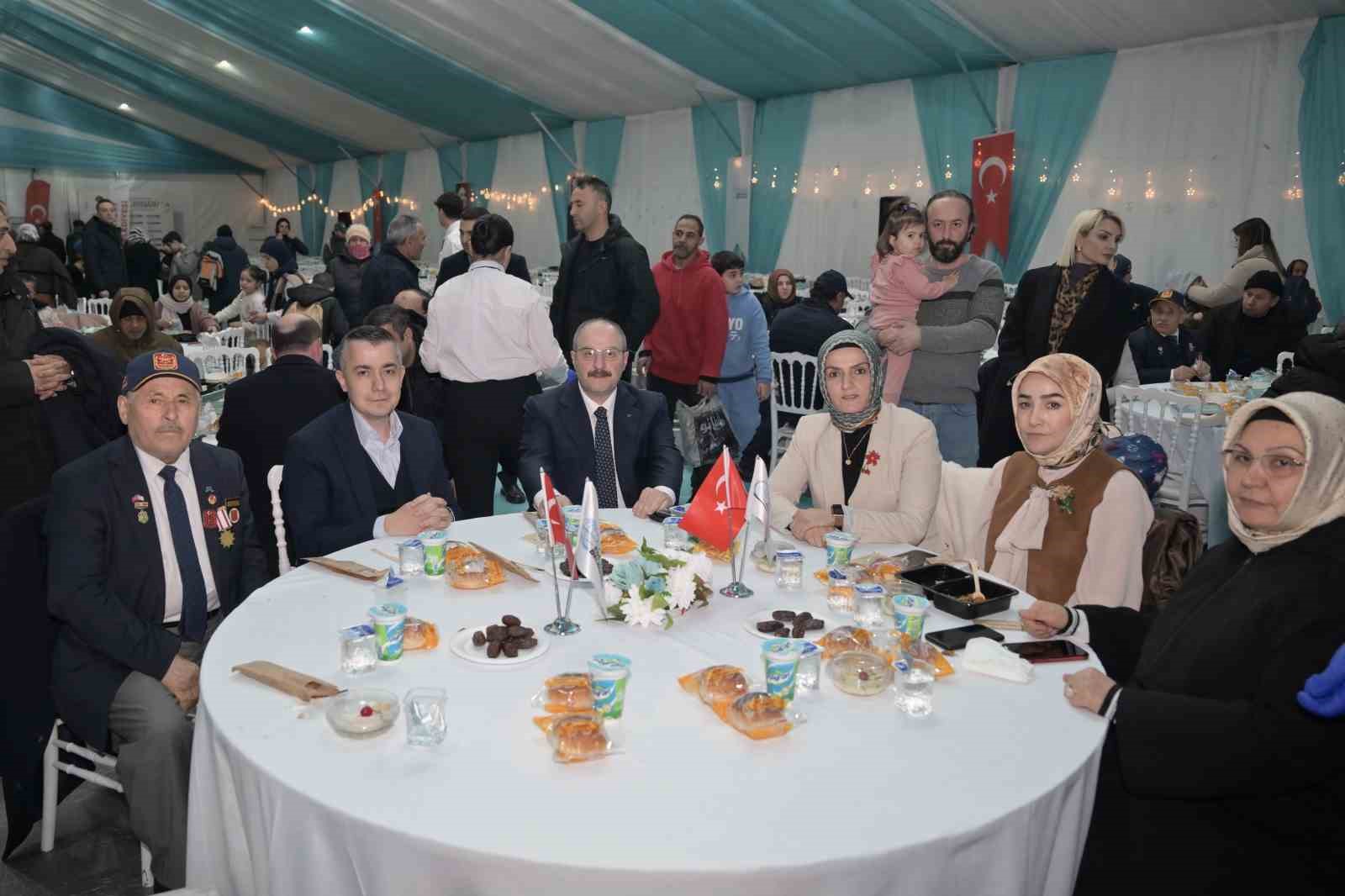 Mustafa Varank ve Can Aksoy, gönül sofrasında Esenyurtlularla bir araya geldi
Mustafa Varank ve Can Aksoy, gönül sofrasında Esenyurtlularla bir araya geldi