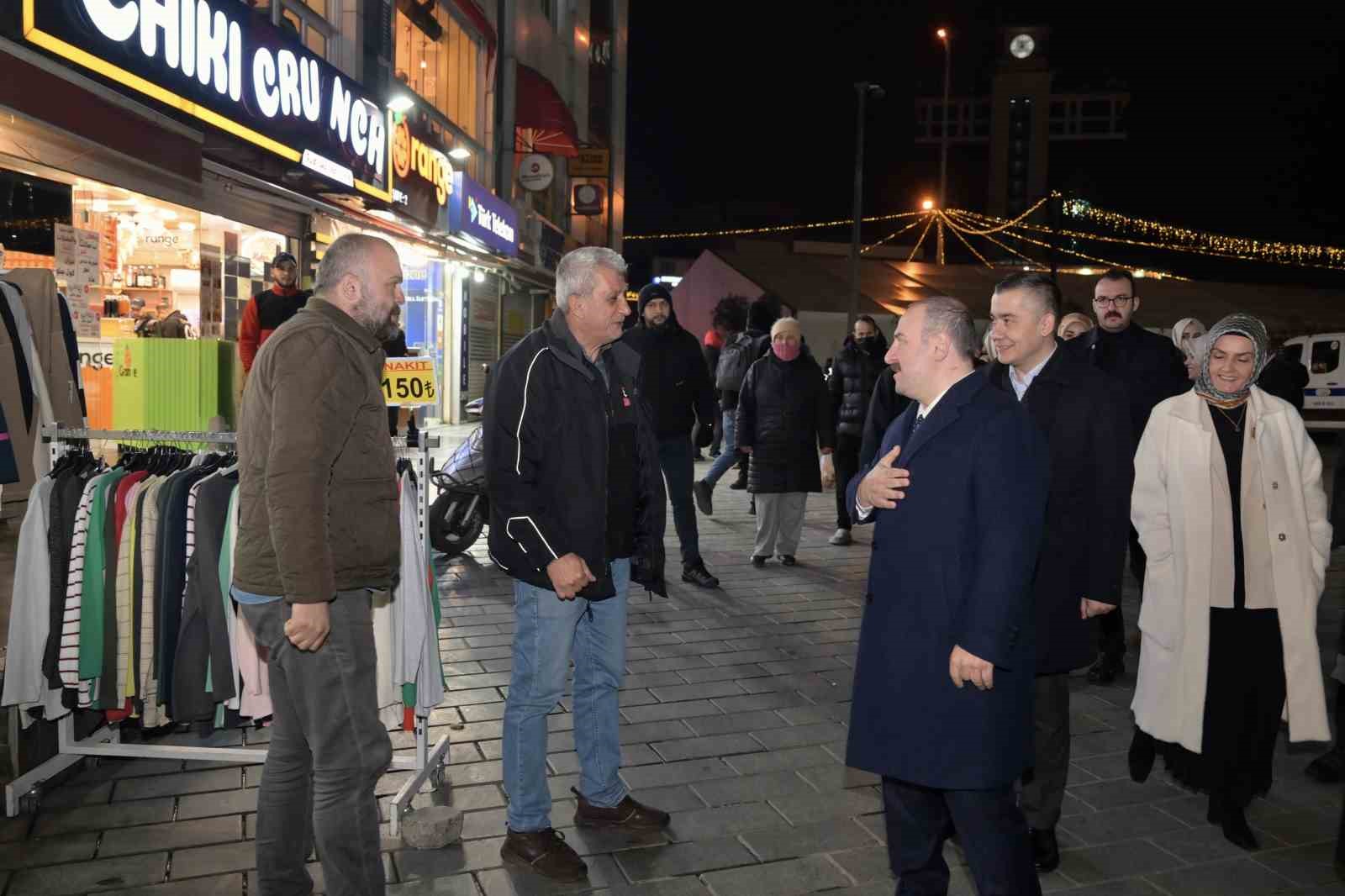 Mustafa Varank ve Can Aksoy, gönül sofrasında Esenyurtlularla bir araya geldi
Mustafa Varank ve Can Aksoy, gönül sofrasında Esenyurtlularla bir araya geldi