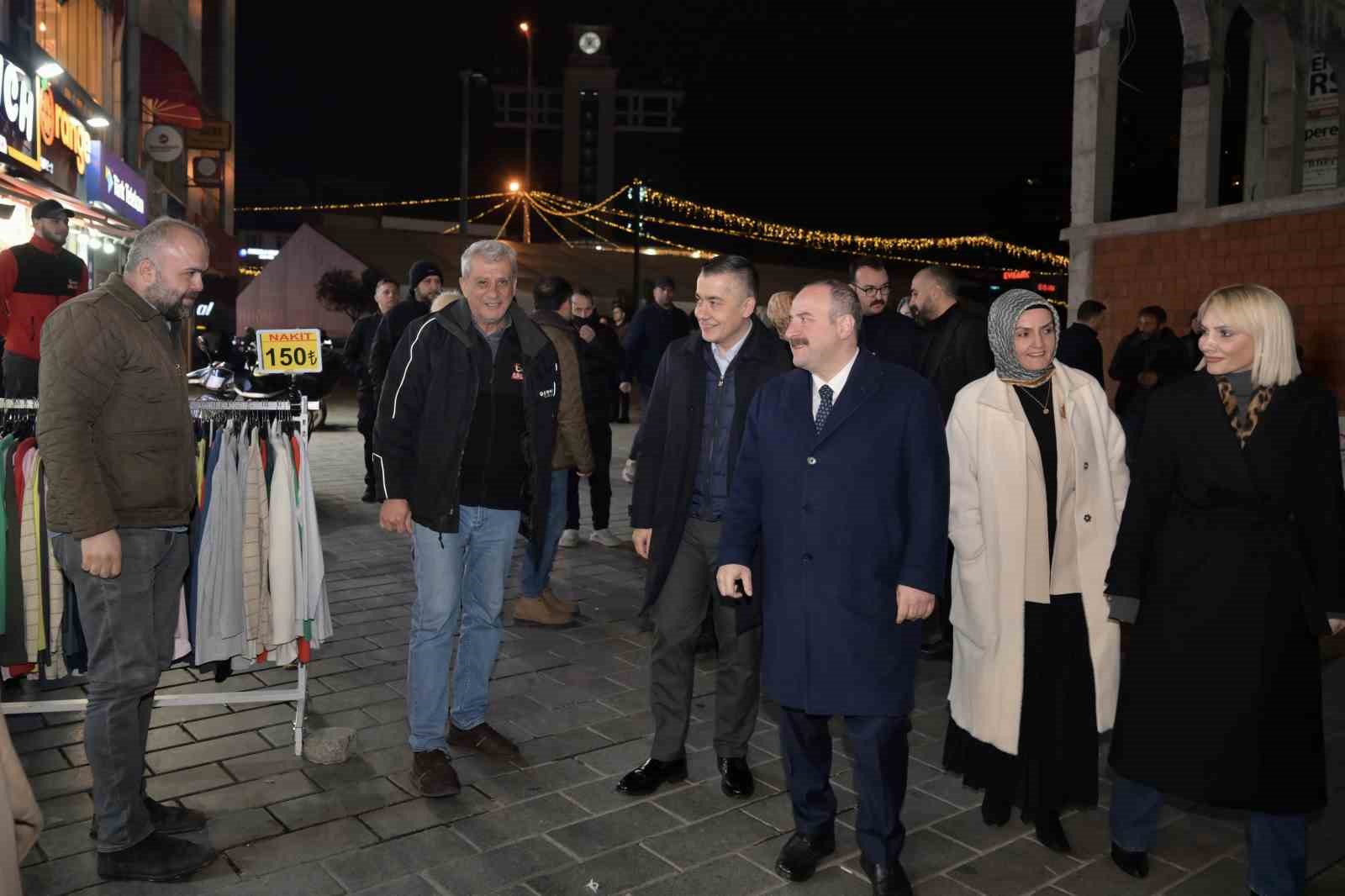 Mustafa Varank ve Can Aksoy, gönül sofrasında Esenyurtlularla bir araya geldi
Mustafa Varank ve Can Aksoy, gönül sofrasında Esenyurtlularla bir araya geldi