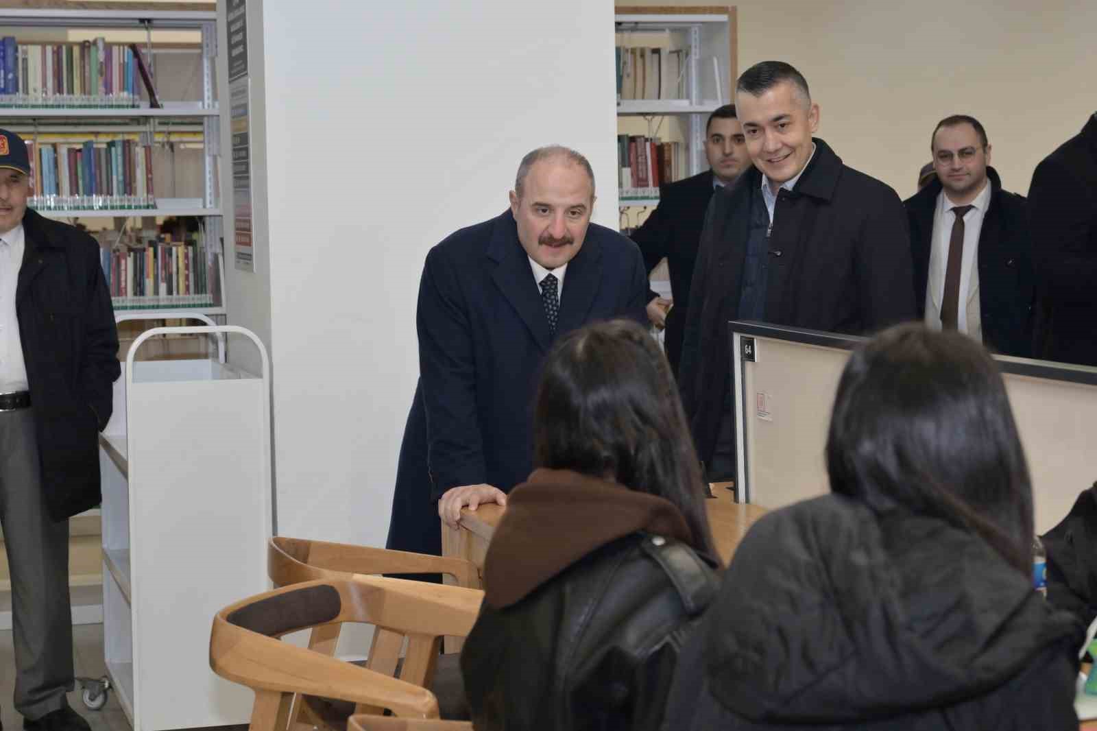 Mustafa Varank ve Can Aksoy, gönül sofrasında Esenyurtlularla bir araya geldi
Mustafa Varank ve Can Aksoy, gönül sofrasında Esenyurtlularla bir araya geldi