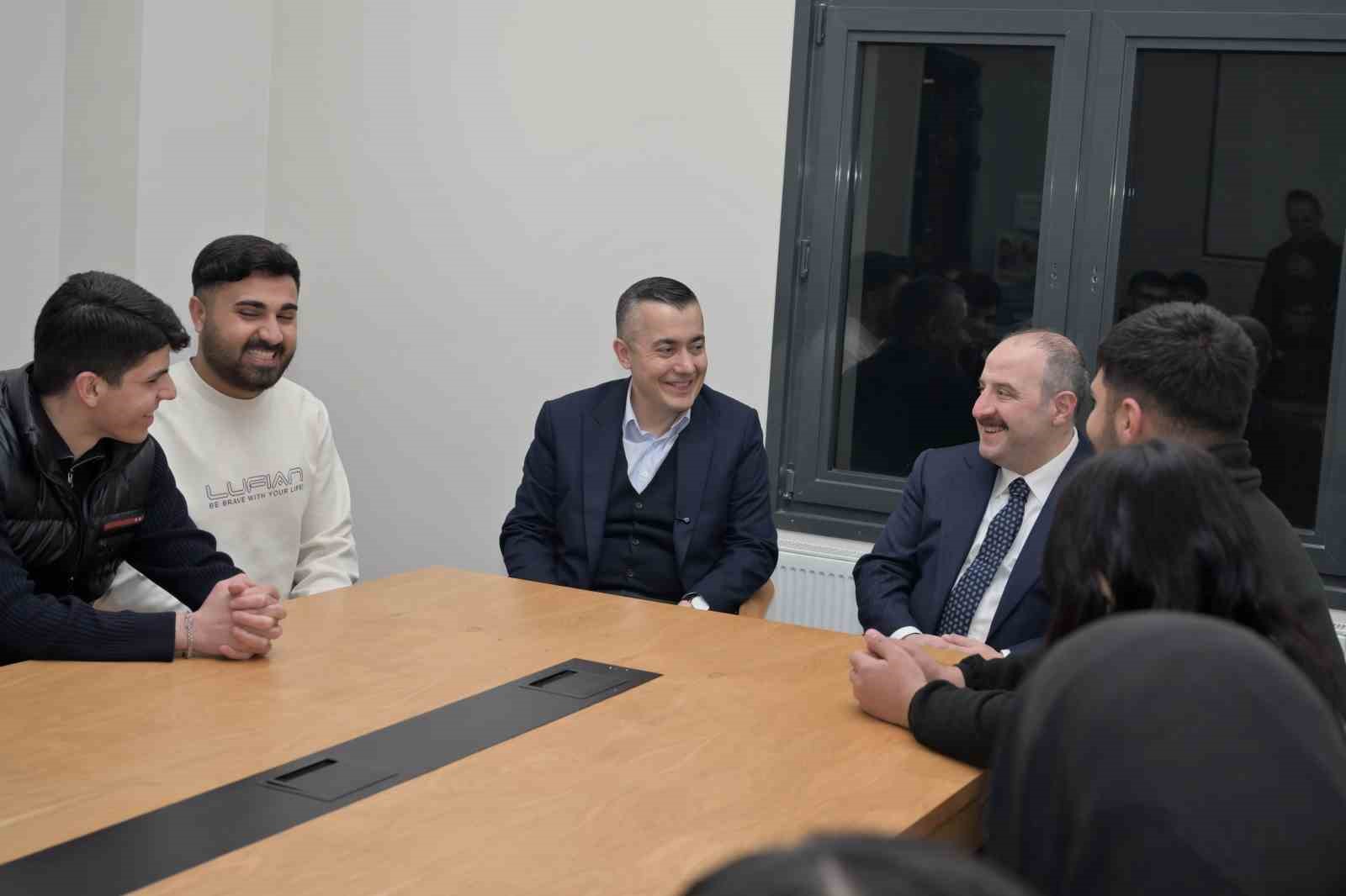 Mustafa Varank ve Can Aksoy, gönül sofrasında Esenyurtlularla bir araya geldi
Mustafa Varank ve Can Aksoy, gönül sofrasında Esenyurtlularla bir araya geldi