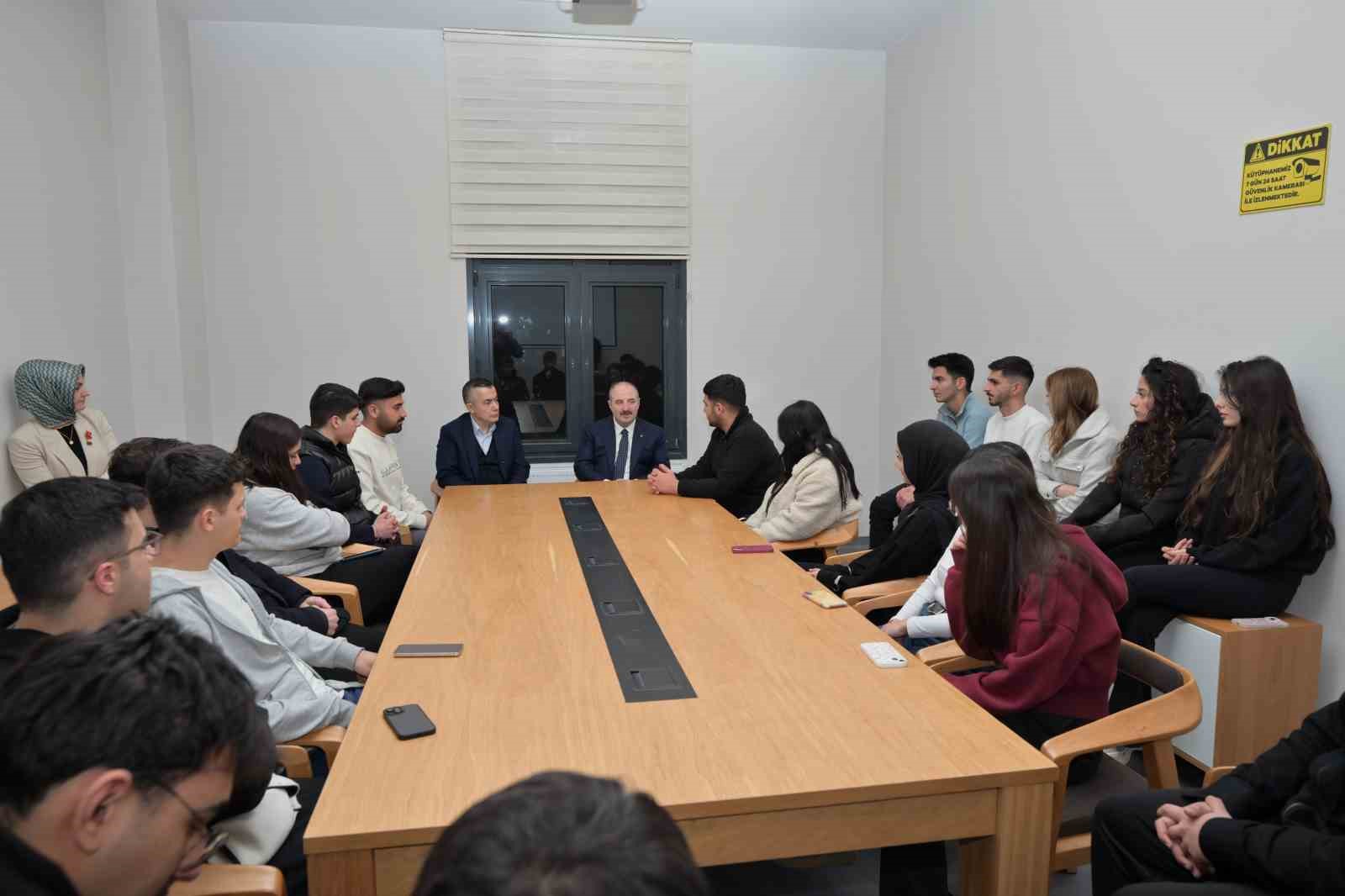 Mustafa Varank ve Can Aksoy, gönül sofrasında Esenyurtlularla bir araya geldi
Mustafa Varank ve Can Aksoy, gönül sofrasında Esenyurtlularla bir araya geldi