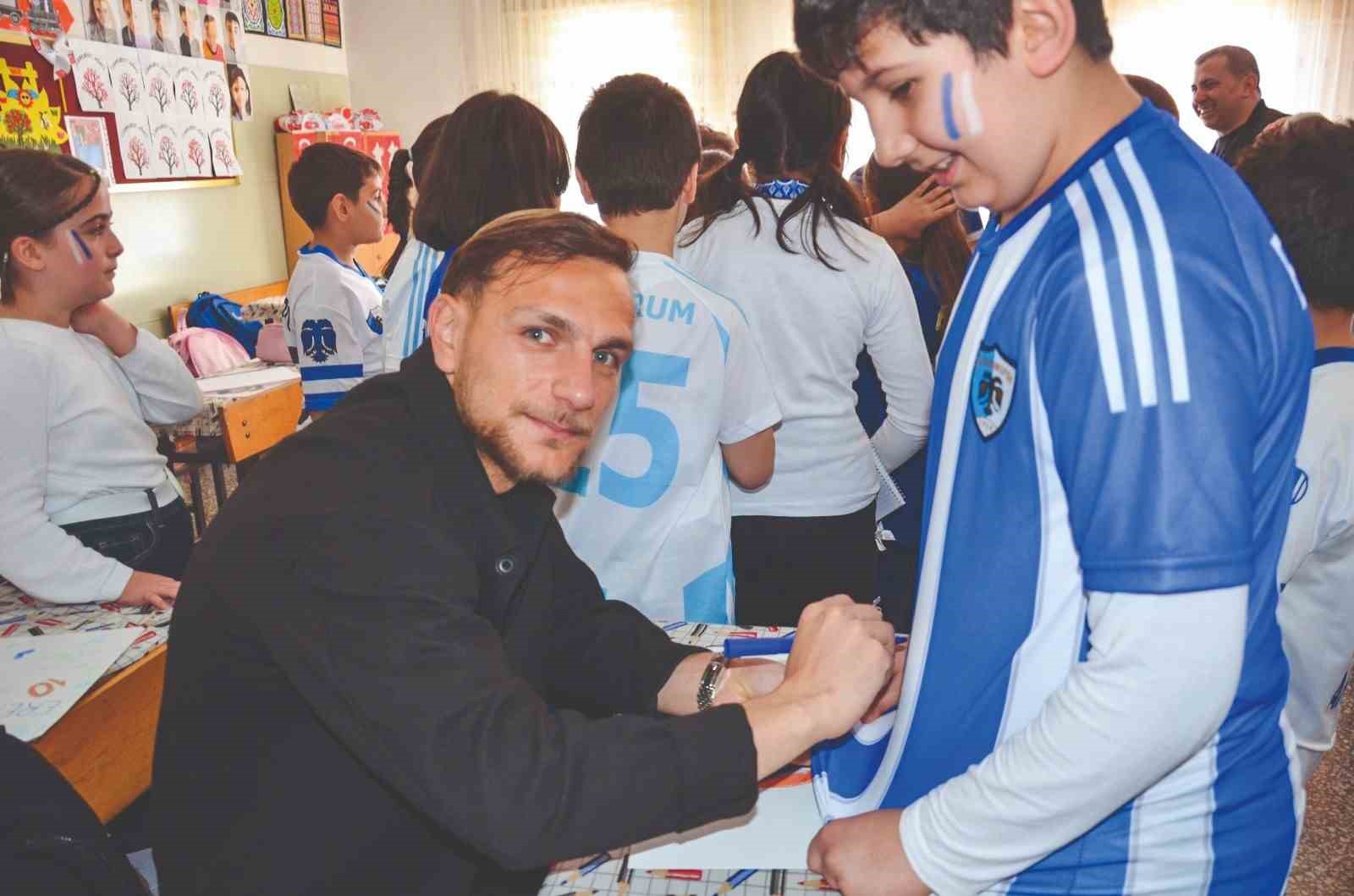 Mustafa Yumlu ve  Sefa Akgün çocukların çağrısını cevapsız bırakmadı
