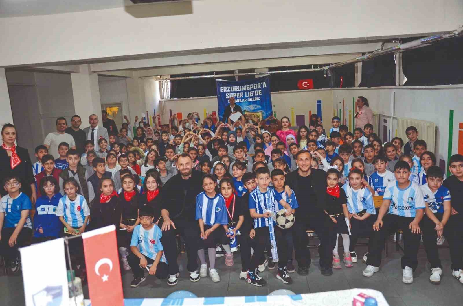 Mustafa Yumlu ve  Sefa Akgün çocukların çağrısını cevapsız bırakmadı
