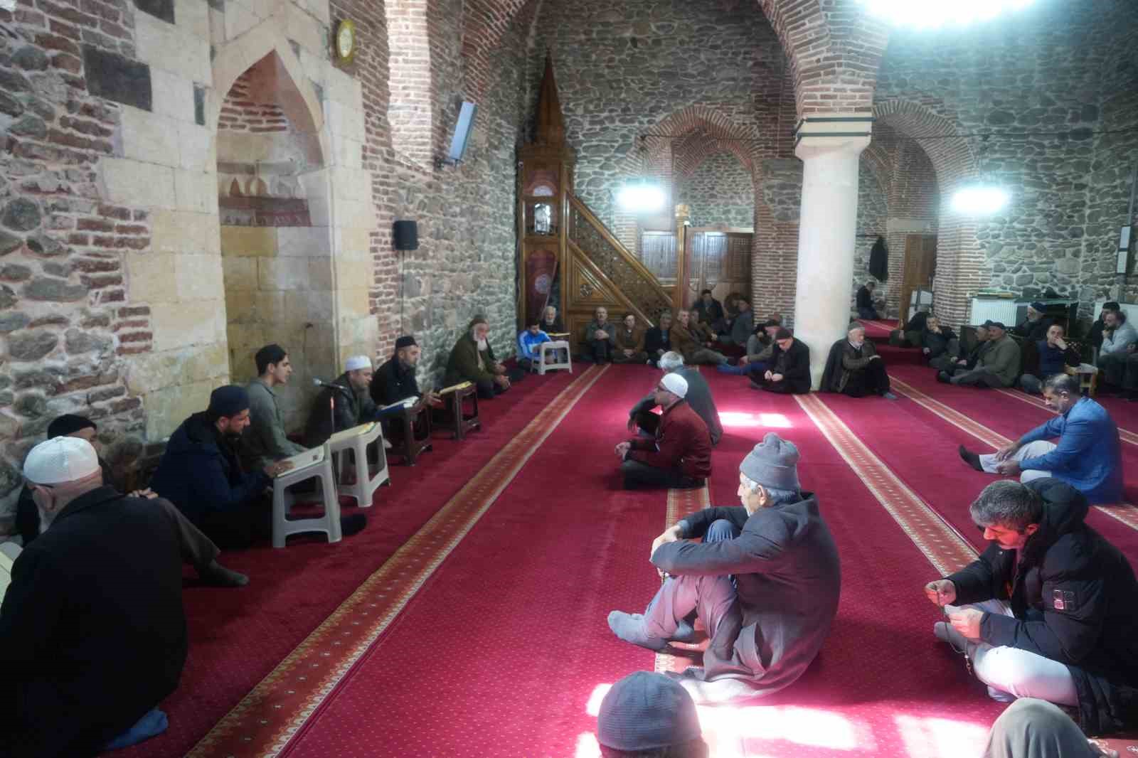 Muş’taki asırlık camide mukabele geleneği yaşatılıyor
Muş’taki asırlık camide mukabele geleneği yaşatılıyor