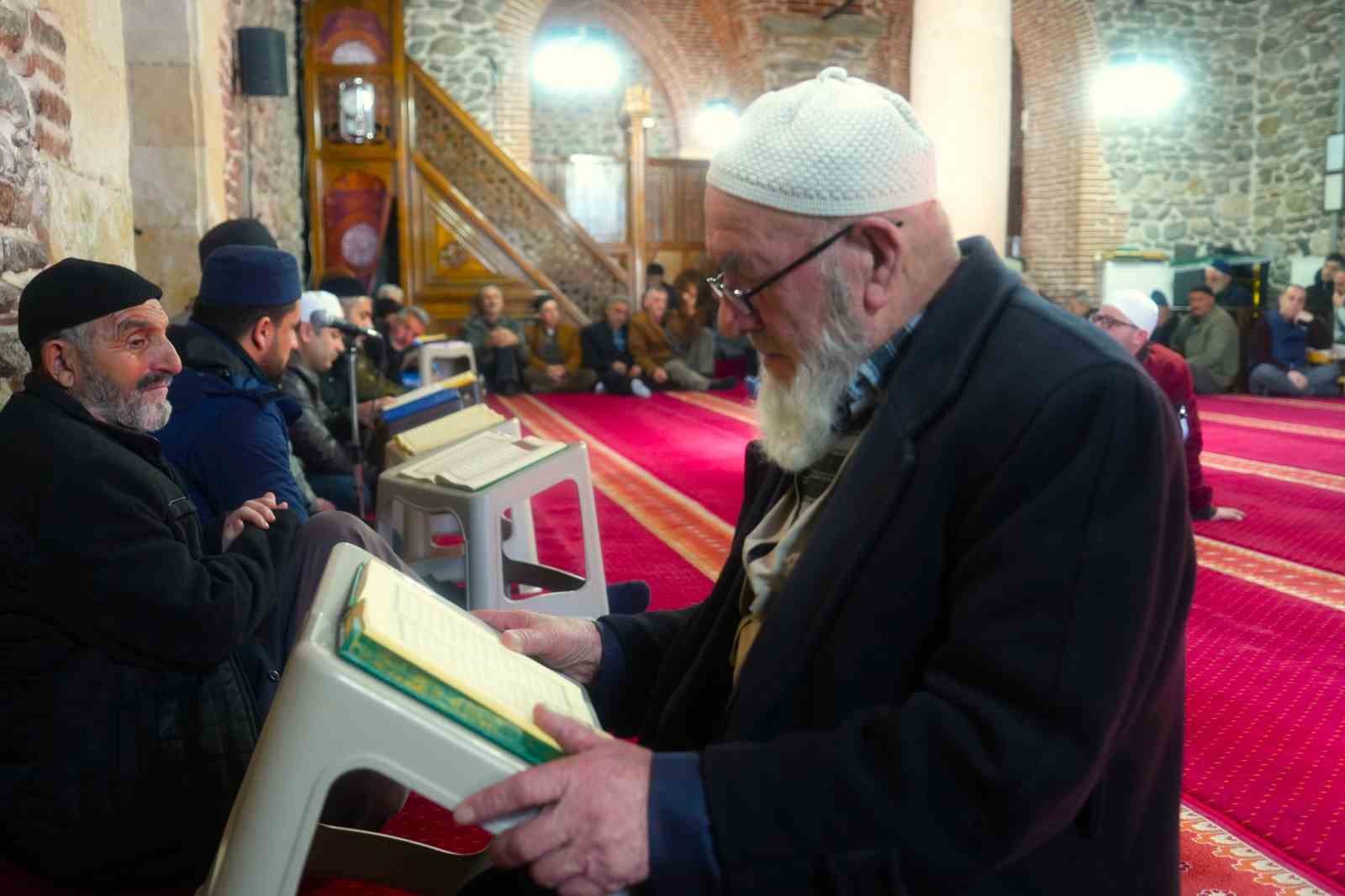 Muş’taki asırlık camide mukabele geleneği yaşatılıyor
Muş’taki asırlık camide mukabele geleneği yaşatılıyor