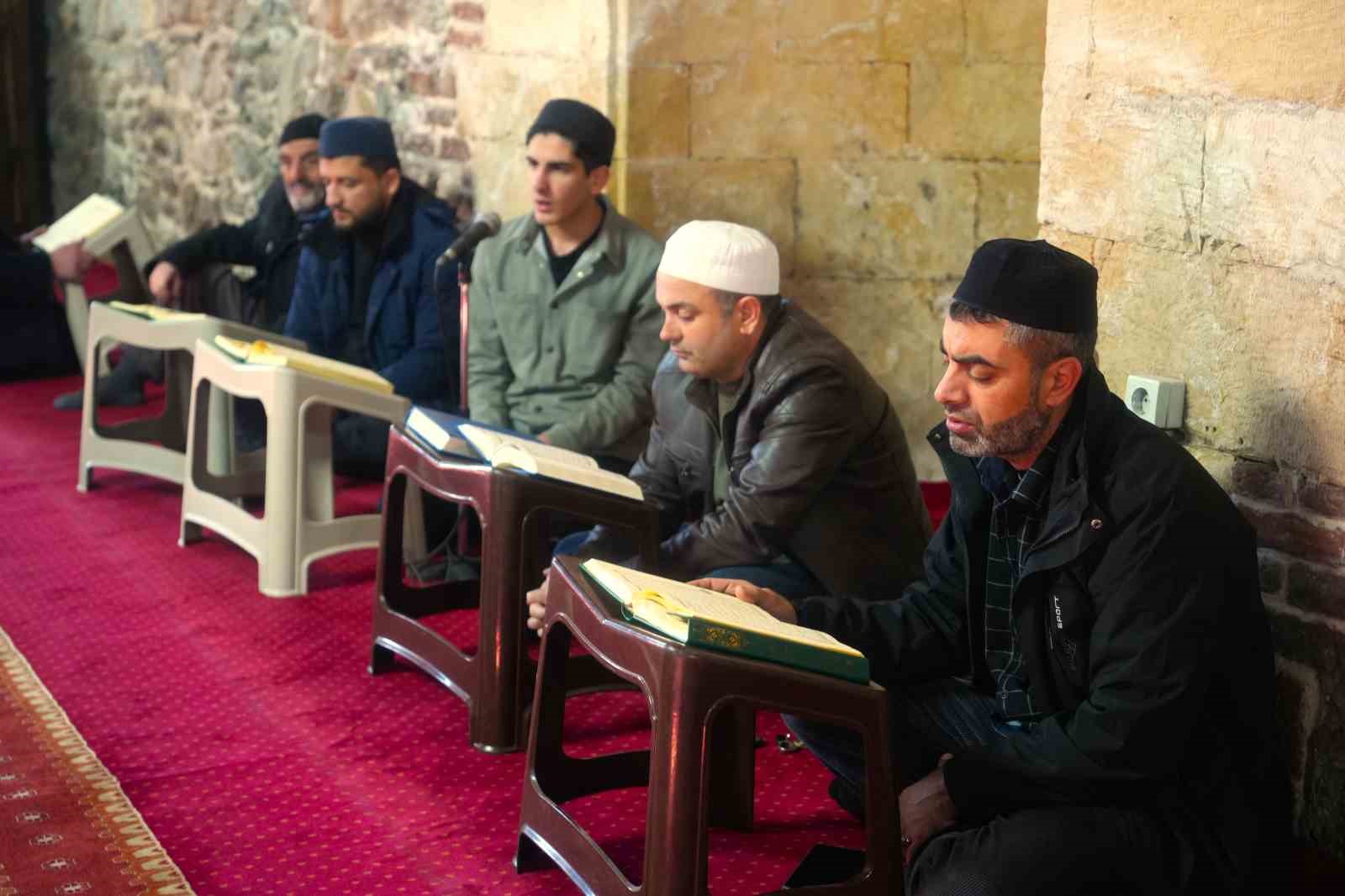 Muş’taki asırlık camide mukabele geleneği yaşatılıyor
Muş’taki asırlık camide mukabele geleneği yaşatılıyor