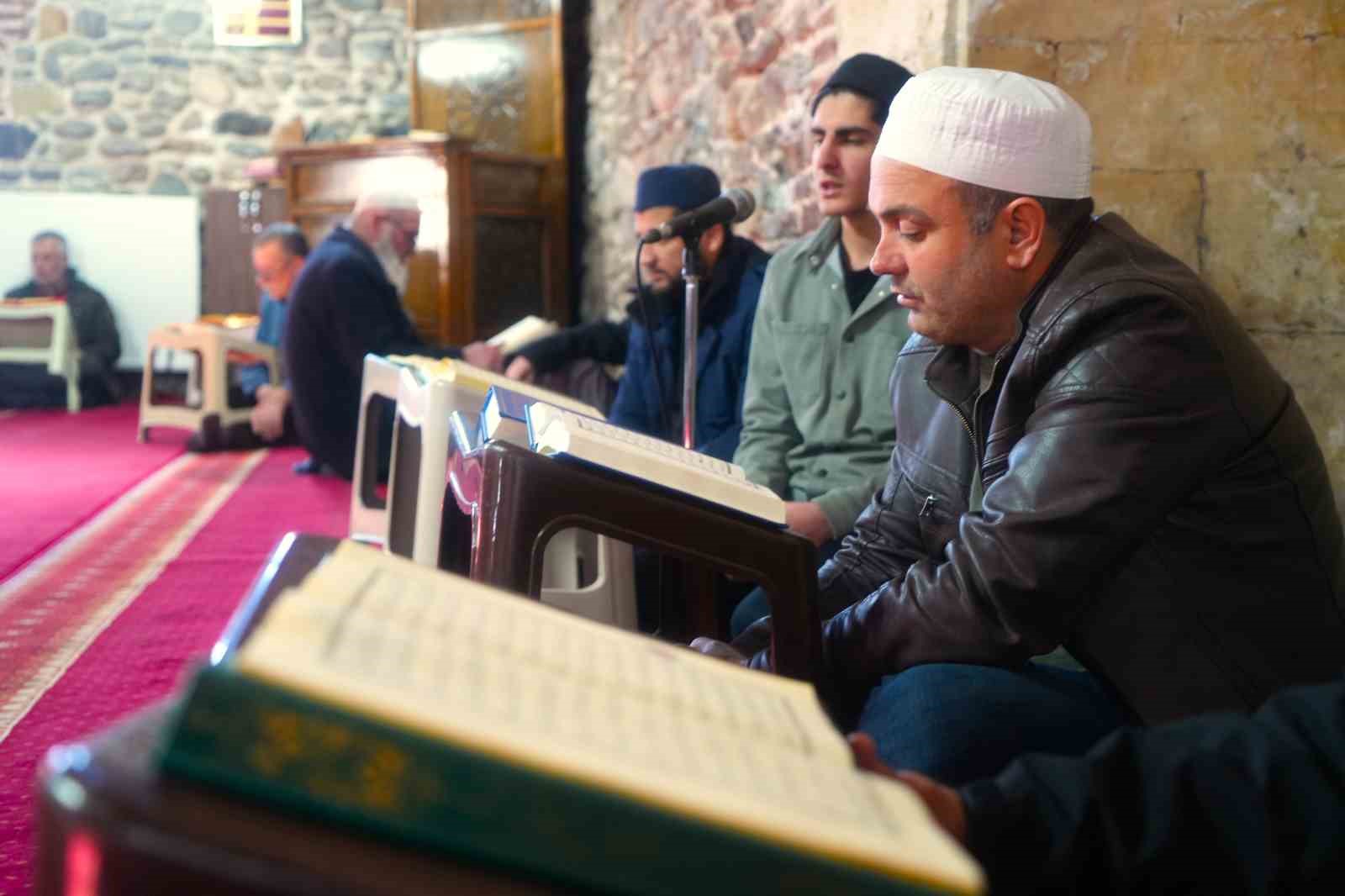 Muş’taki asırlık camide mukabele geleneği yaşatılıyor
Muş’taki asırlık camide mukabele geleneği yaşatılıyor