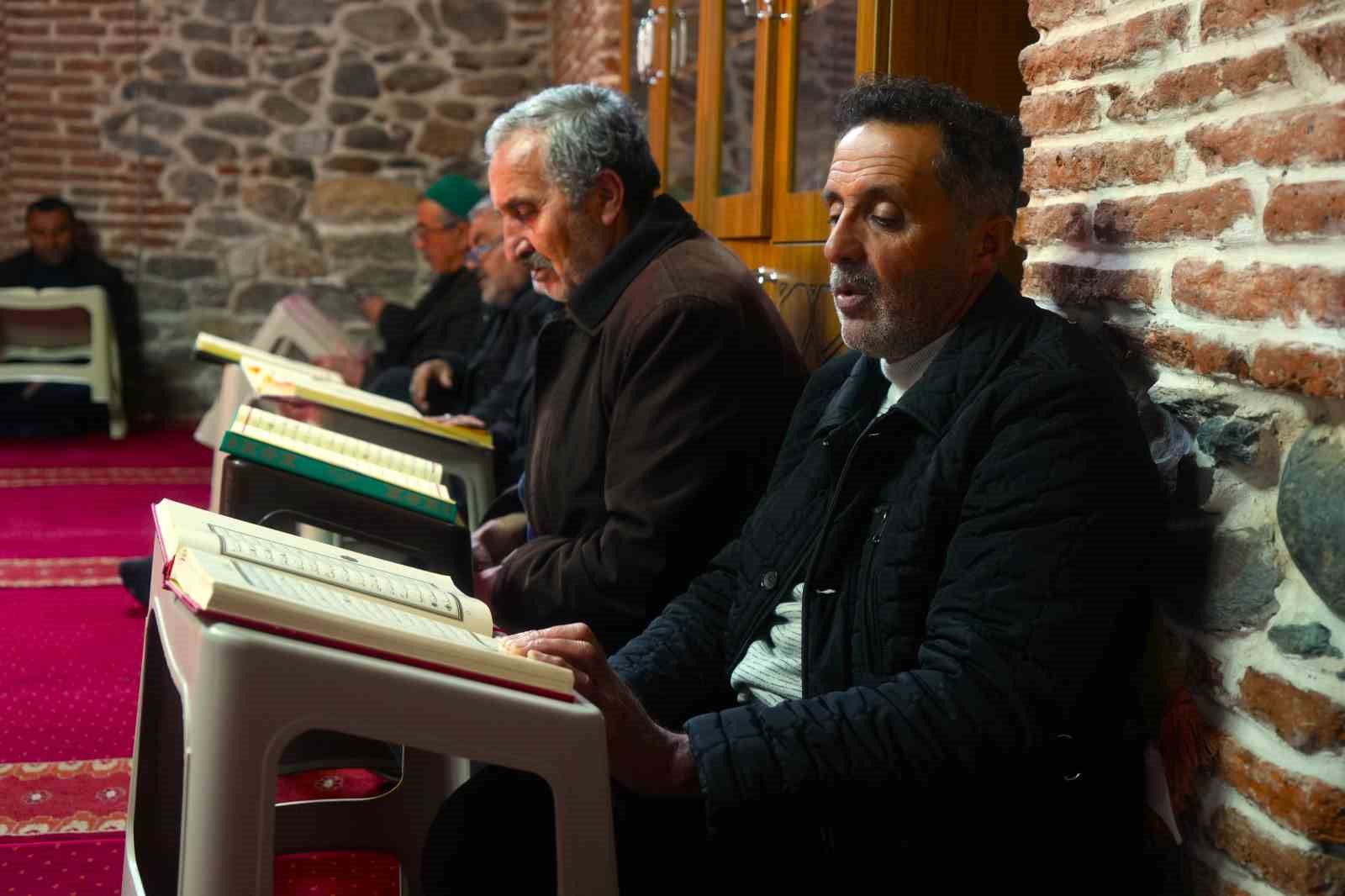 Muş’taki asırlık camide mukabele geleneği yaşatılıyor
Muş’taki asırlık camide mukabele geleneği yaşatılıyor