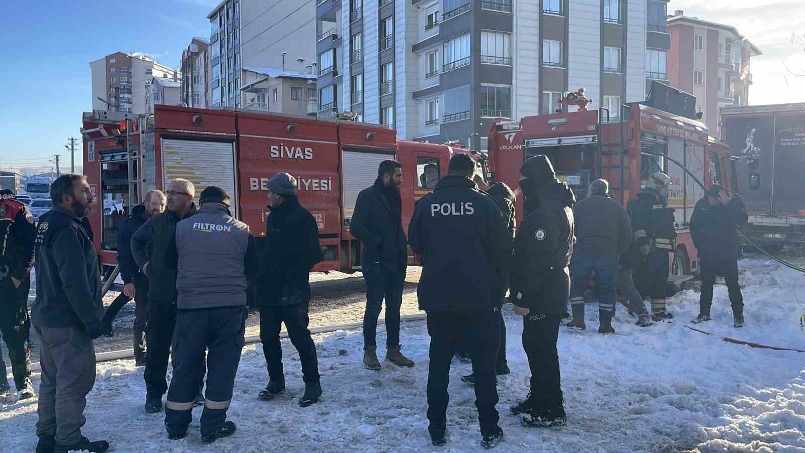 Müstakil evde yangın çıktı, mahsur kalan yaşlı adamı itfaiye kurtardı
