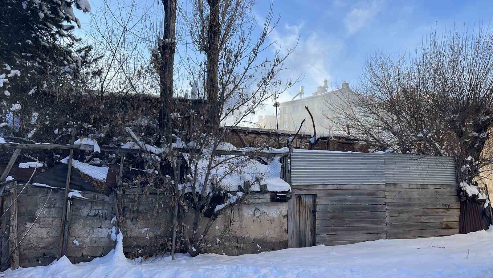 Müstakil evde yangın çıktı, mahsur kalan yaşlı adamı itfaiye kurtardı
