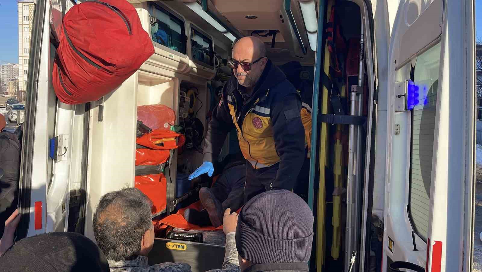 Müstakil evde yangın çıktı, mahsur kalan yaşlı adamı itfaiye kurtardı
