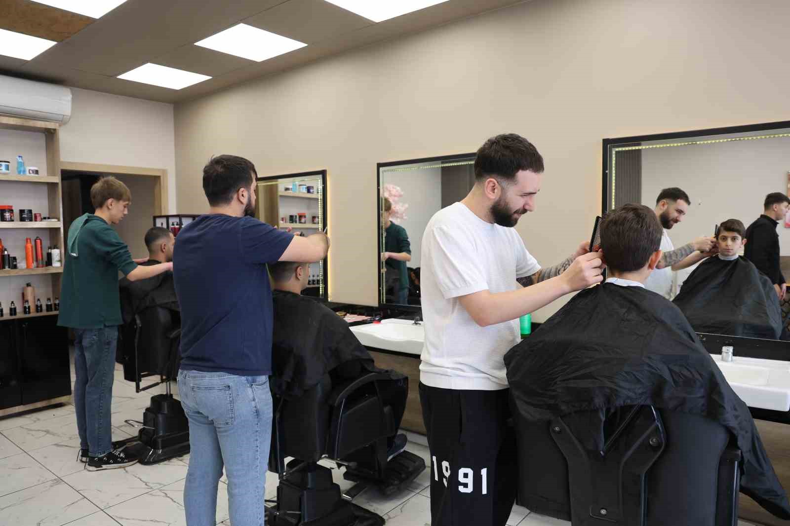 Müşteriler tıraşı son güne bıraktı: Berberler yoğunluktan randevu sistemine geçti
