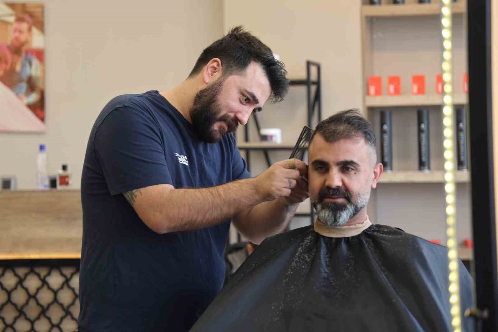 Müşteriler tıraşı son güne bıraktı: Berberler yoğunluktan randevu sistemine geçti
