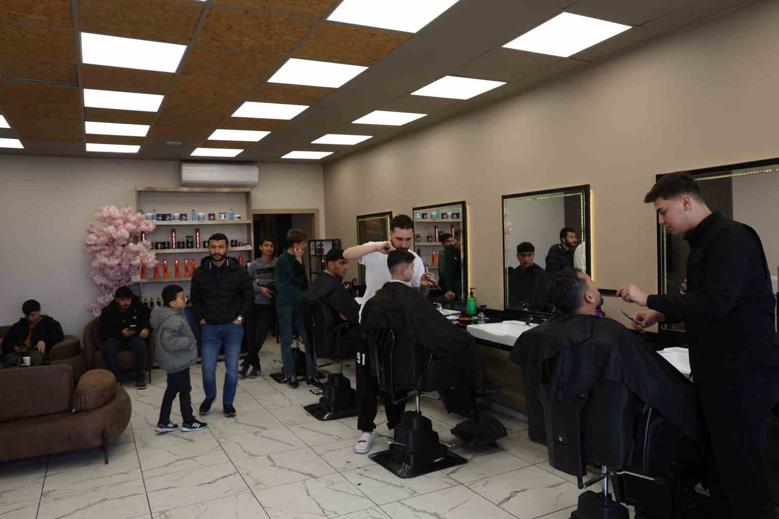 Müşteriler tıraşı son güne bıraktı: Berberler yoğunluktan randevu sistemine geçti
