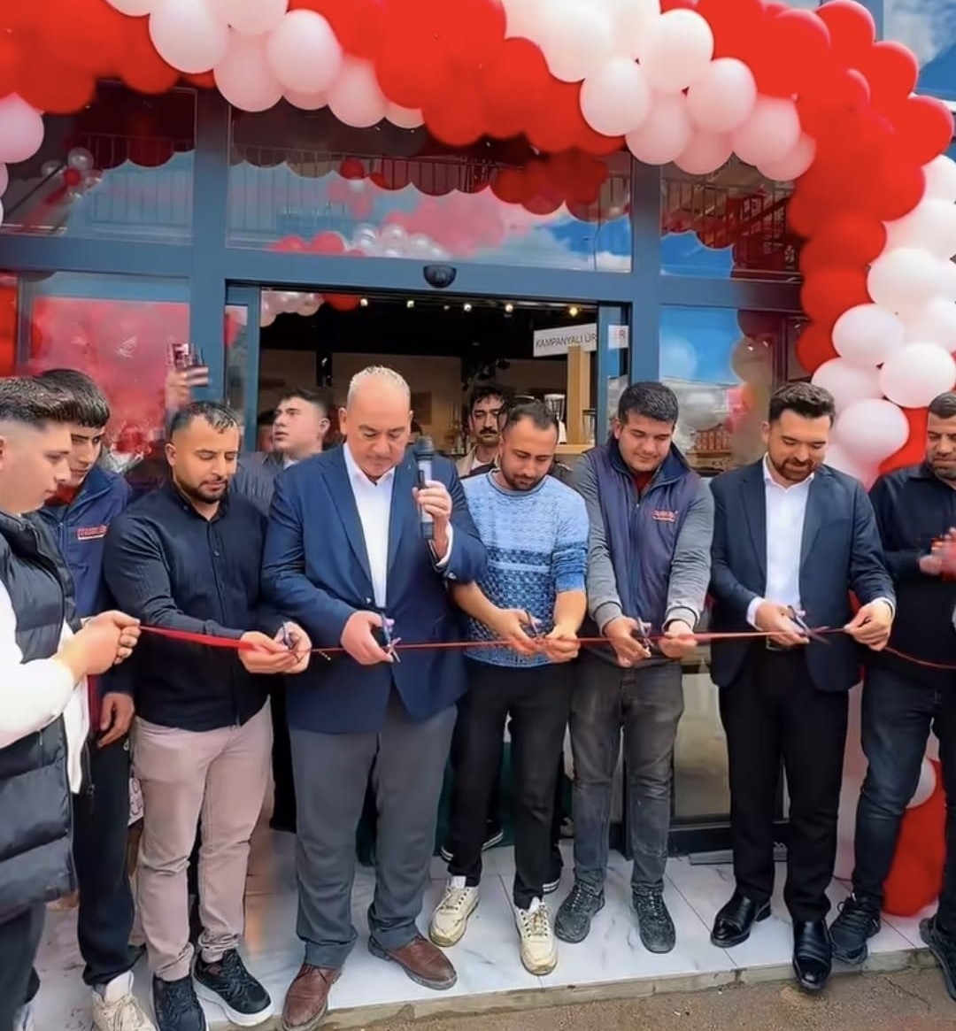 Musullu’nun Antakya’daki yeni şubesi açıldı: Kurdele işçilerle birlikte kesildi
