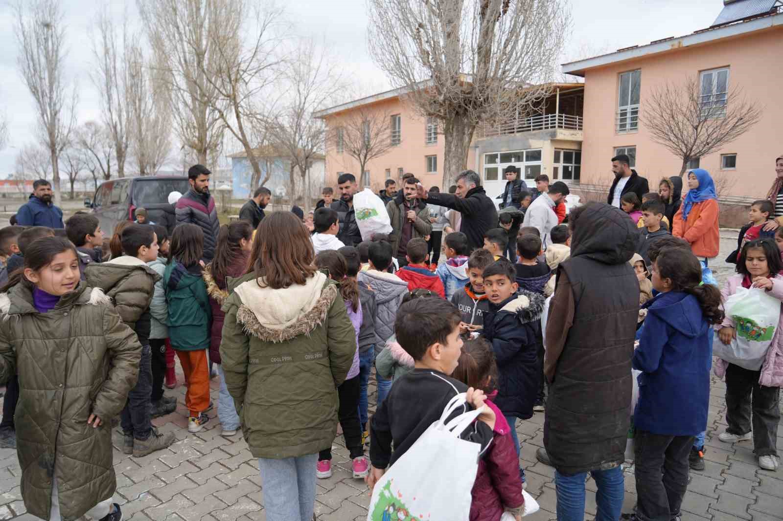 Muş’un ücra köylerindeki bin çocuğa bayram sevinci
