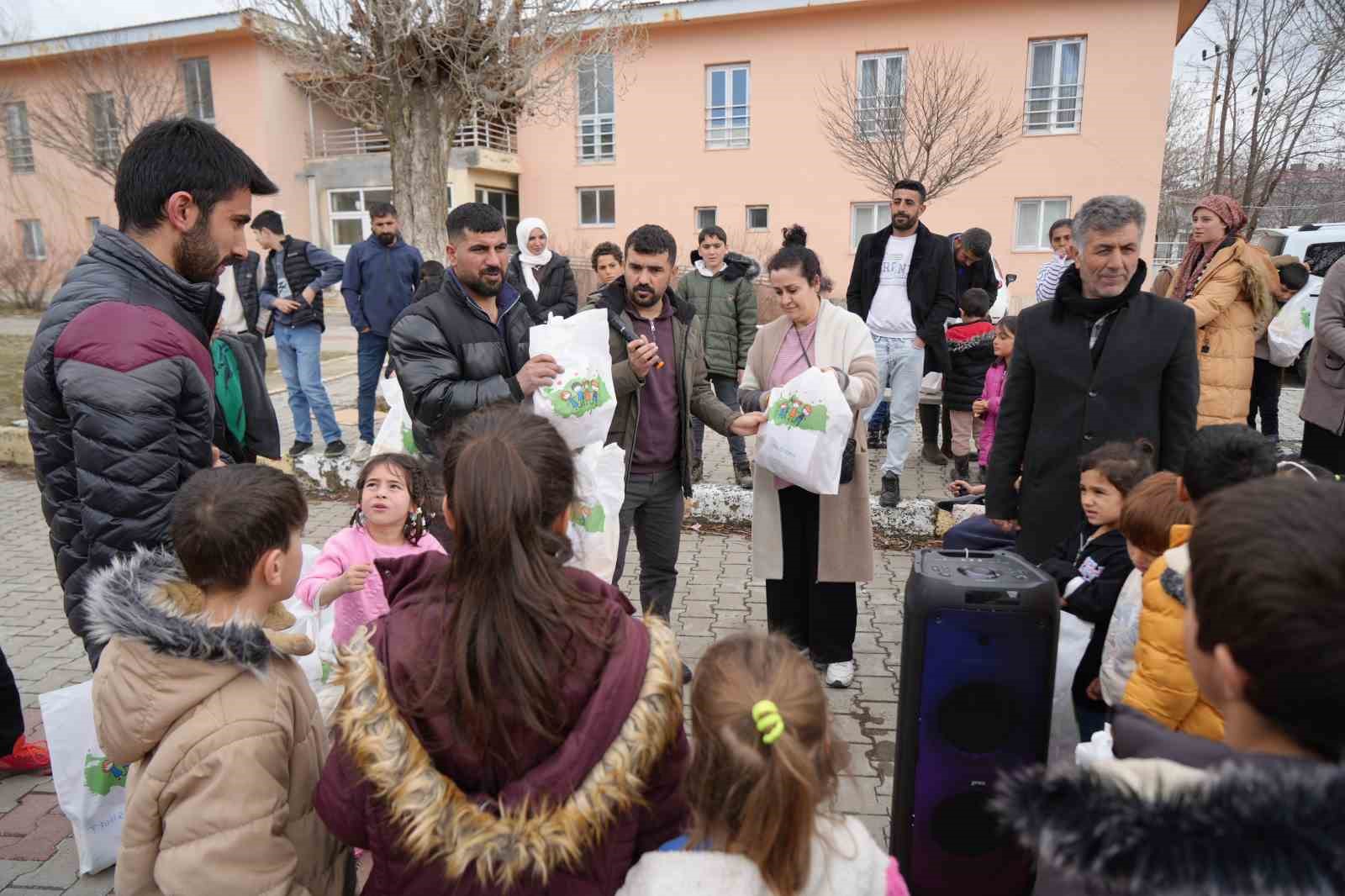 Muş’un ücra köylerindeki bin çocuğa bayram sevinci
