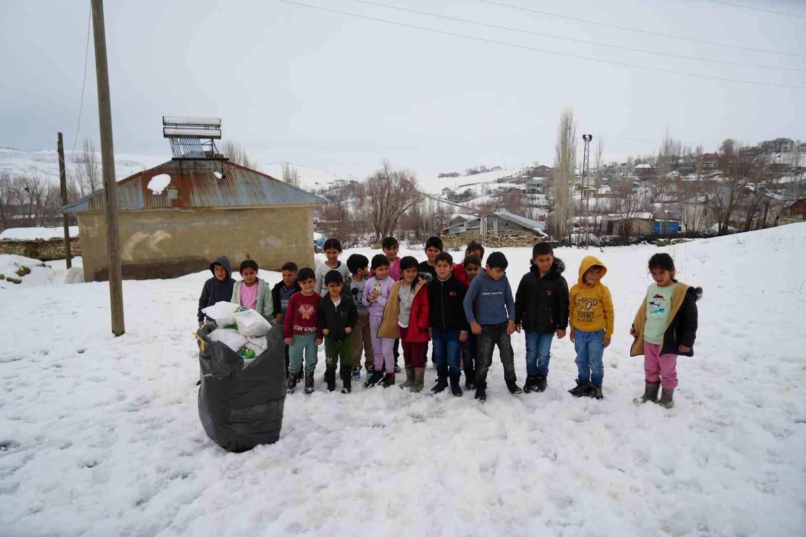 Muş’un ücra köylerindeki bin çocuğa bayram sevinci
