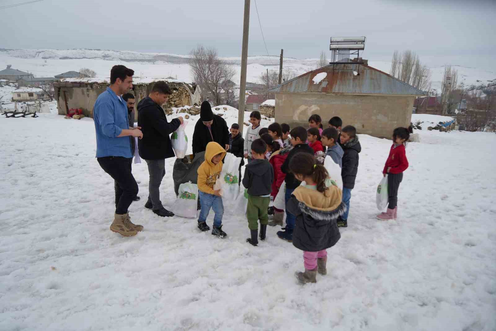 Muş’un ücra köylerindeki bin çocuğa bayram sevinci
