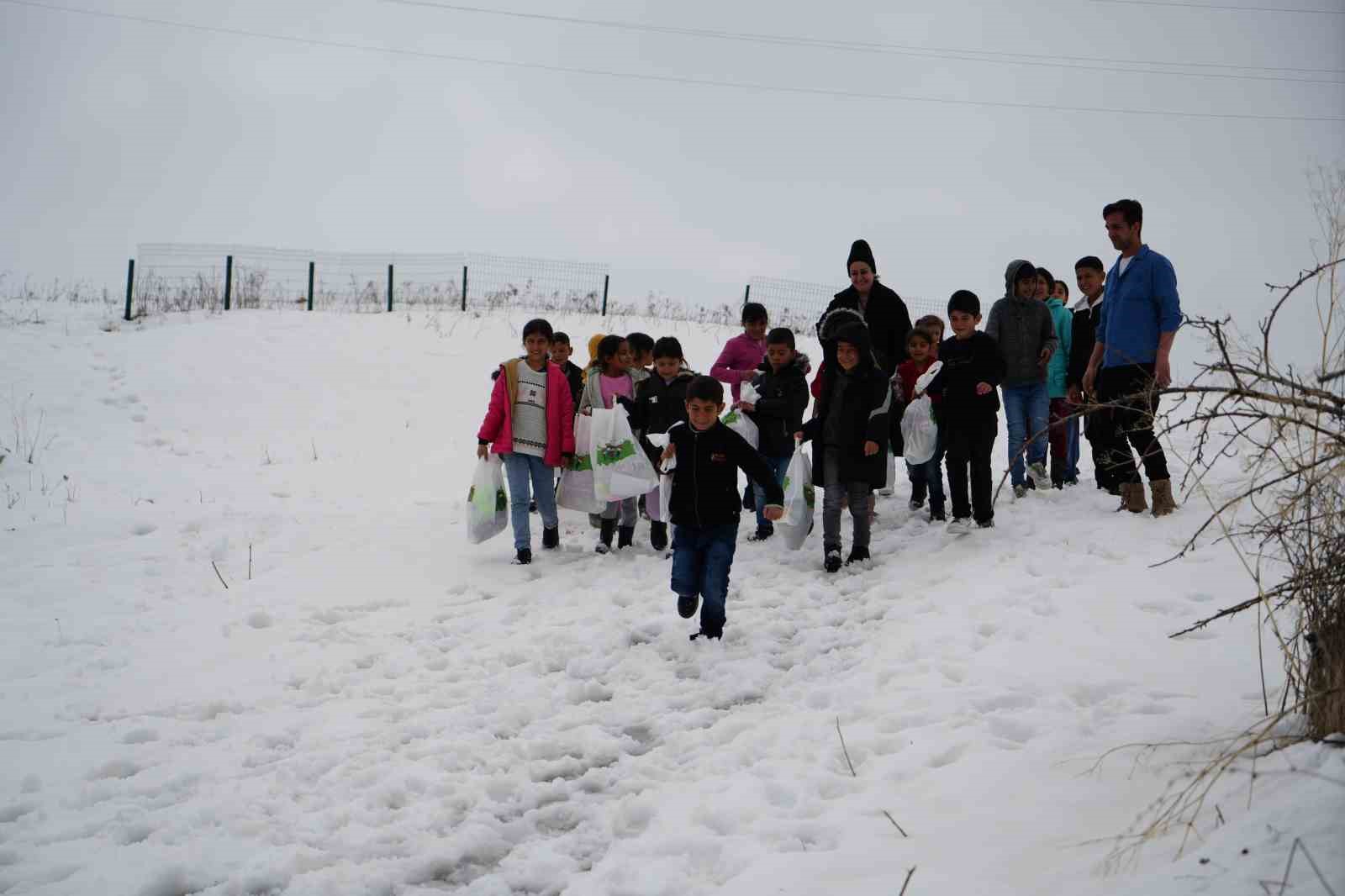Muş’un ücra köylerindeki bin çocuğa bayram sevinci
