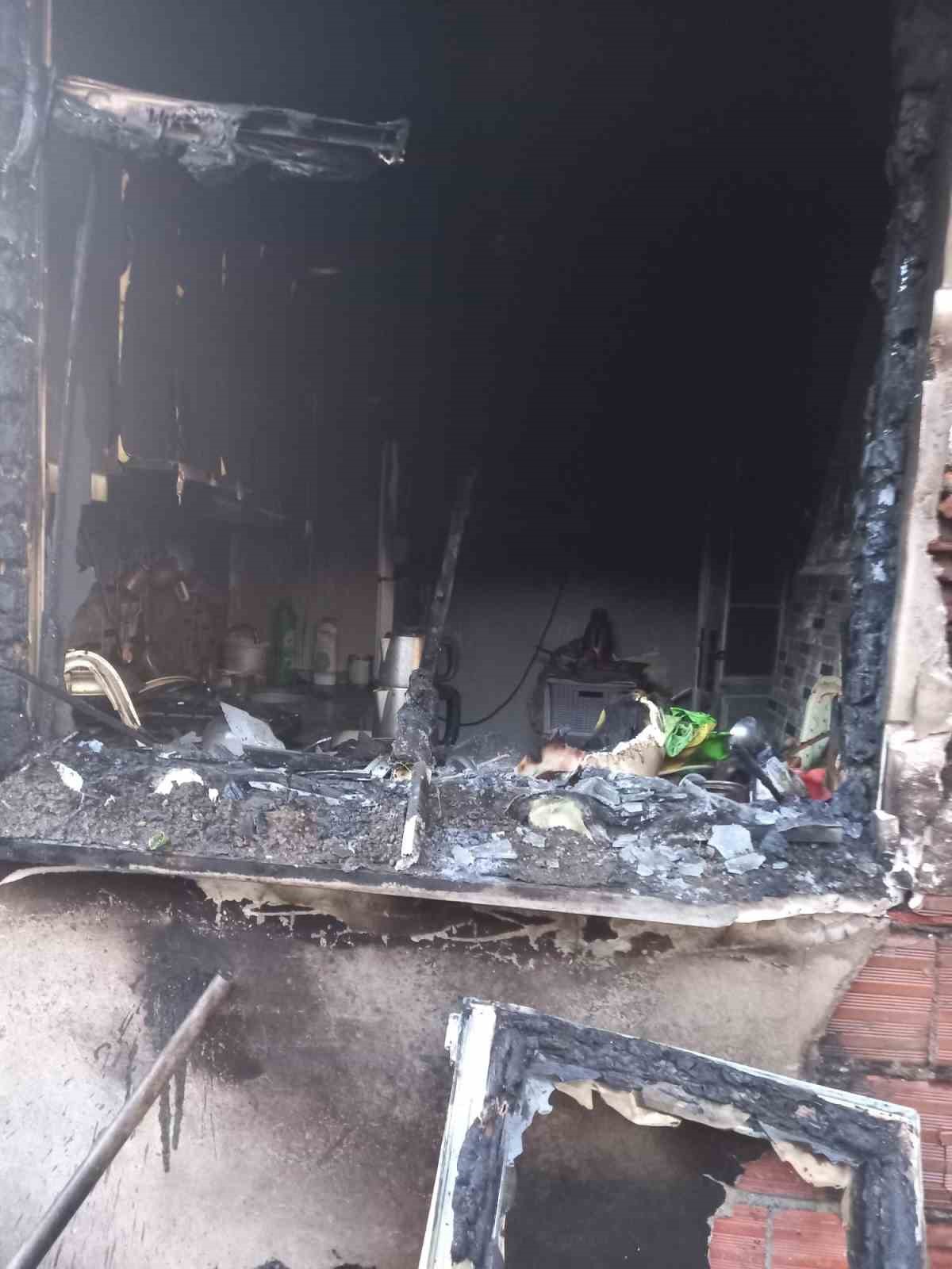 Mutfakta çıkan yangın evi küle çeviriyordu
