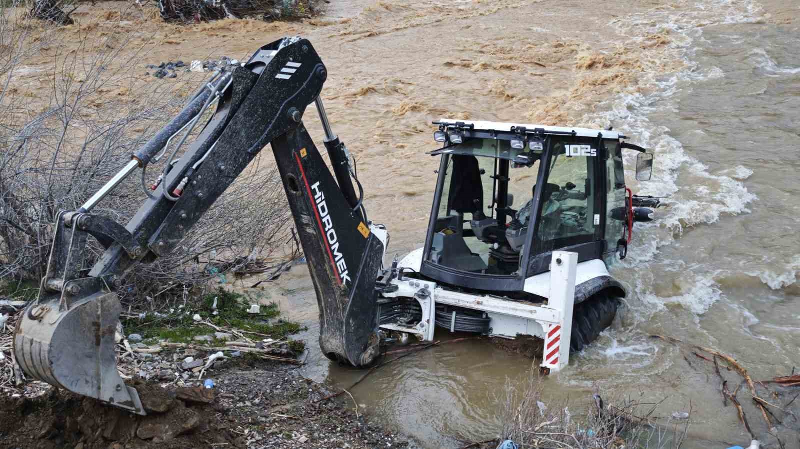 Mutki’de dereye kapılan kepçe kurtarıldı
