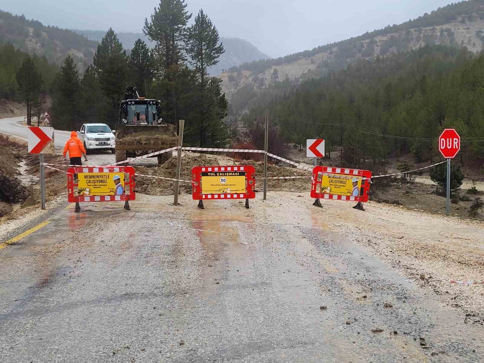 Mut’ta aşırı yağış nedeniyle Çivi Mahallesi, Söğütözü yayla yolu ulaşıma kapandı
