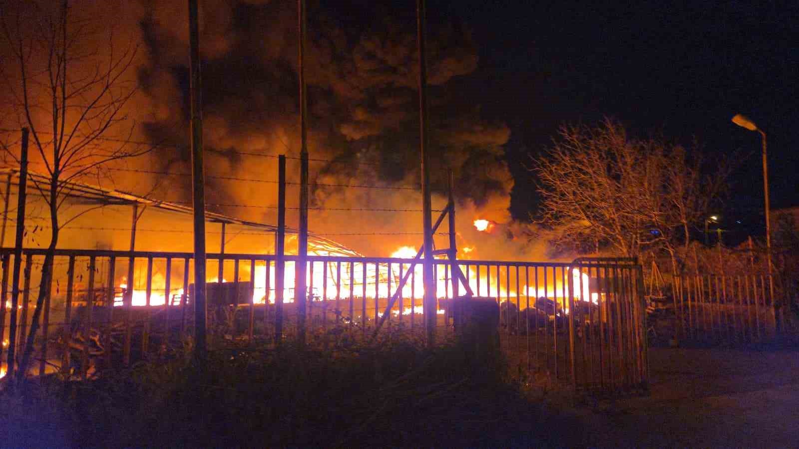 Muz deposu alevlere teslim oldu: 3 saatte kontrol altına alındı
