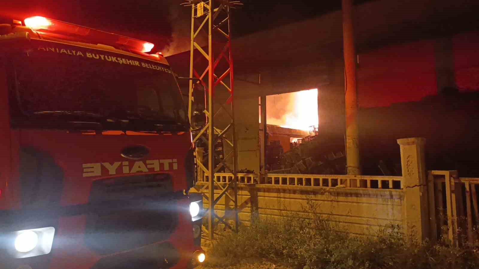 Muz paketleme tesisinde çıkan yangın korku dolu anlar yaşattı
