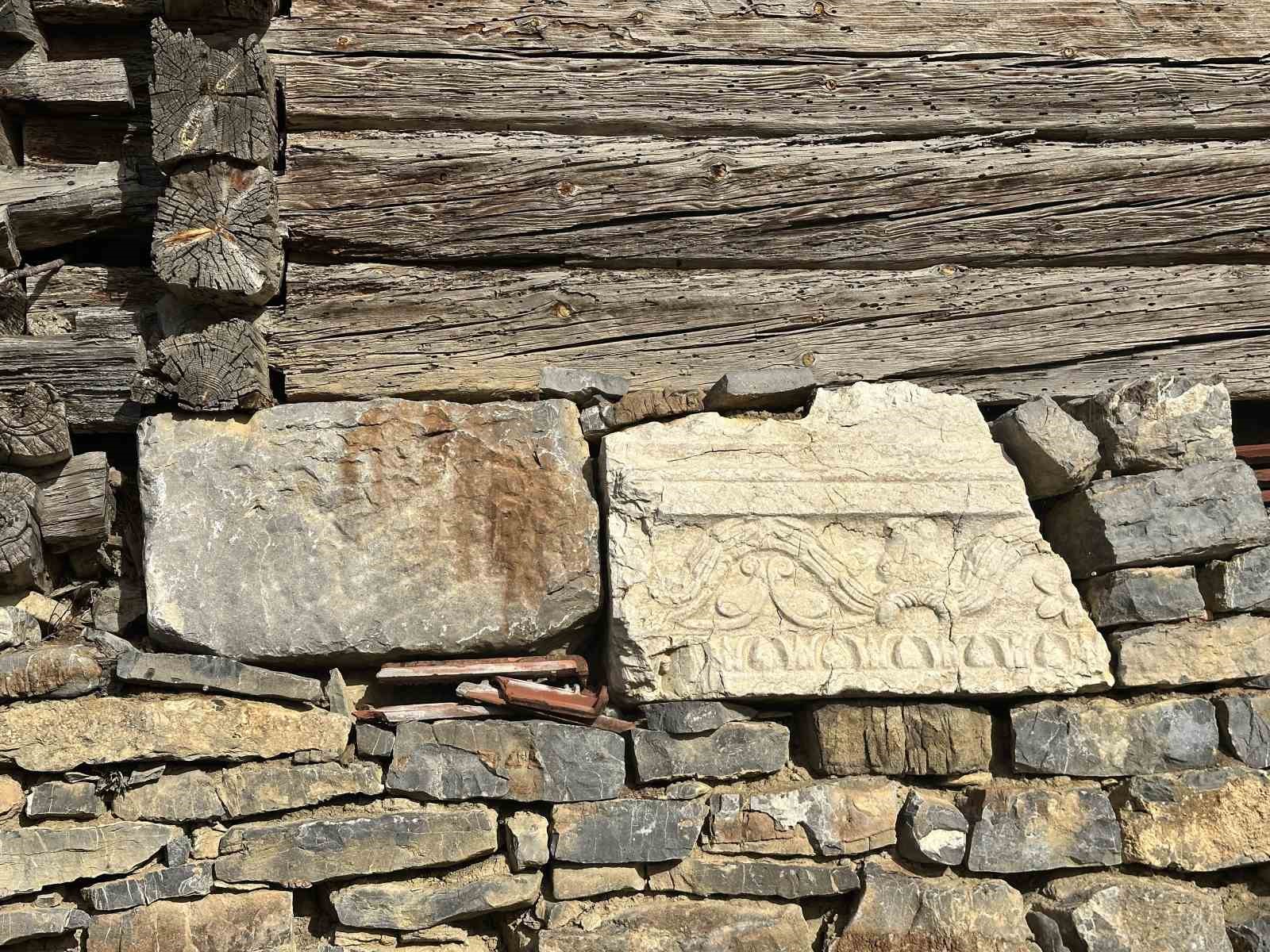 Müze gibi köy: Her duvarlarda tarihi tapınağın taşları var
