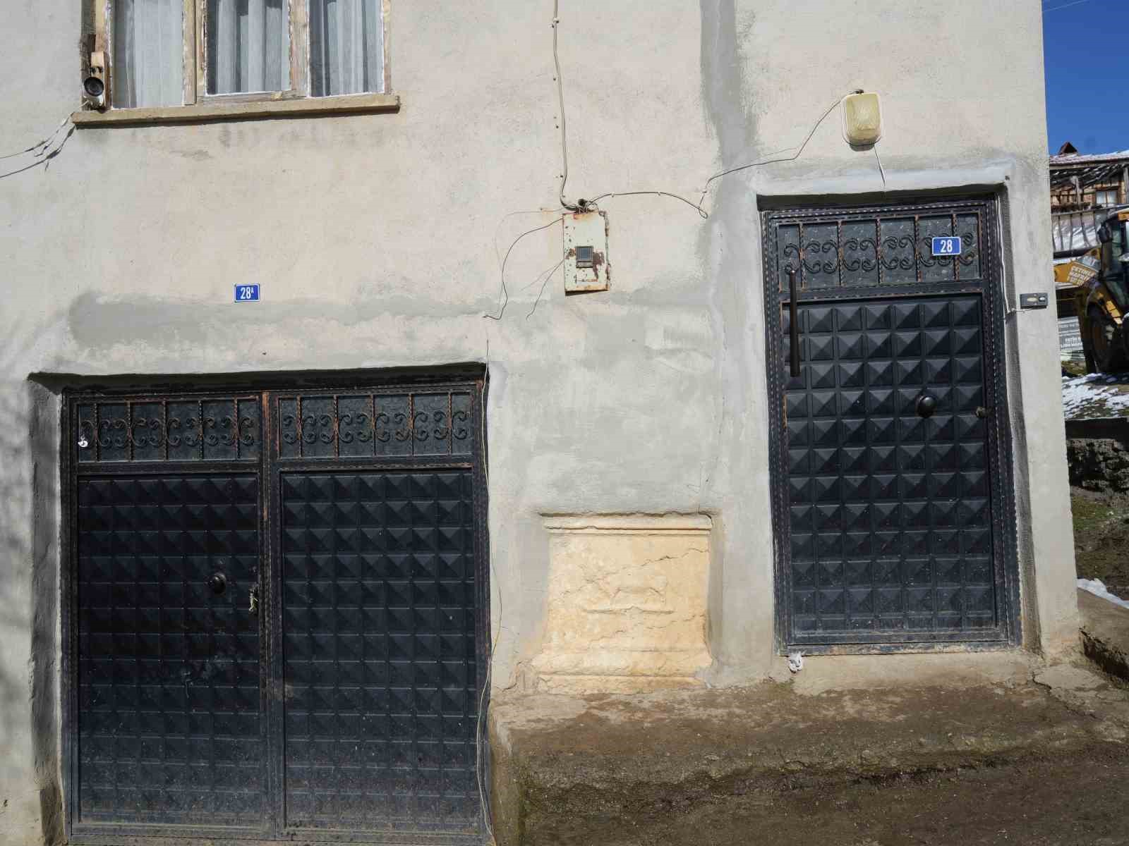 Müze gibi köy: Her duvarlarda tarihi tapınağın taşları var
