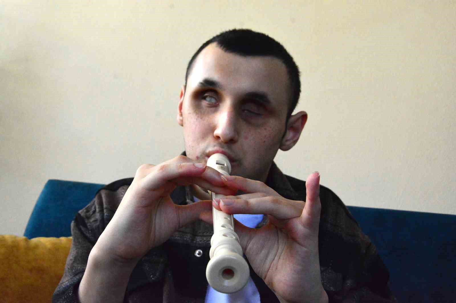 Müzik aşkı engellerini aştı: Çaldığı enstrümanlarla hayata tutunuyor
Müzik aşkı engellerini aştı: Çaldığı enstrümanlarla hayata tutunuyor