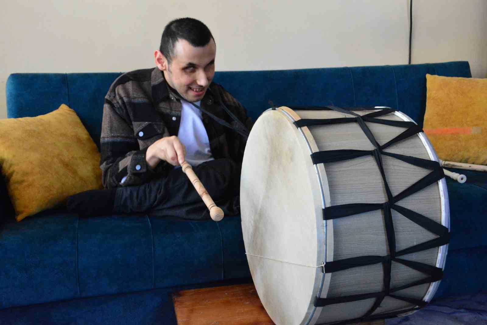 Müzik aşkı engellerini aştı: Çaldığı enstrümanlarla hayata tutunuyor
Müzik aşkı engellerini aştı: Çaldığı enstrümanlarla hayata tutunuyor