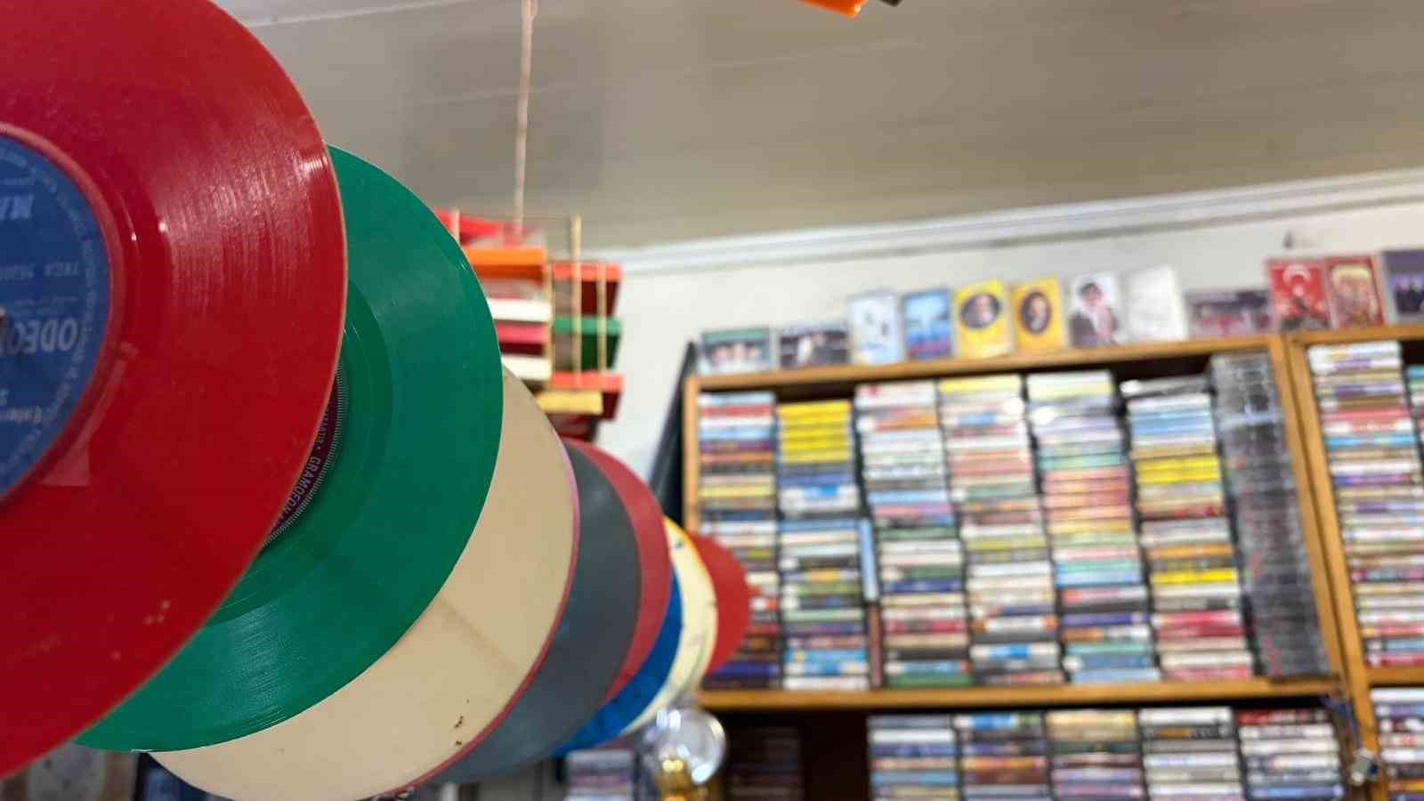 Müzik dünyasının geçmişine 20 yıldır topladığı plak ve kasetlerle ışık tutuyor
