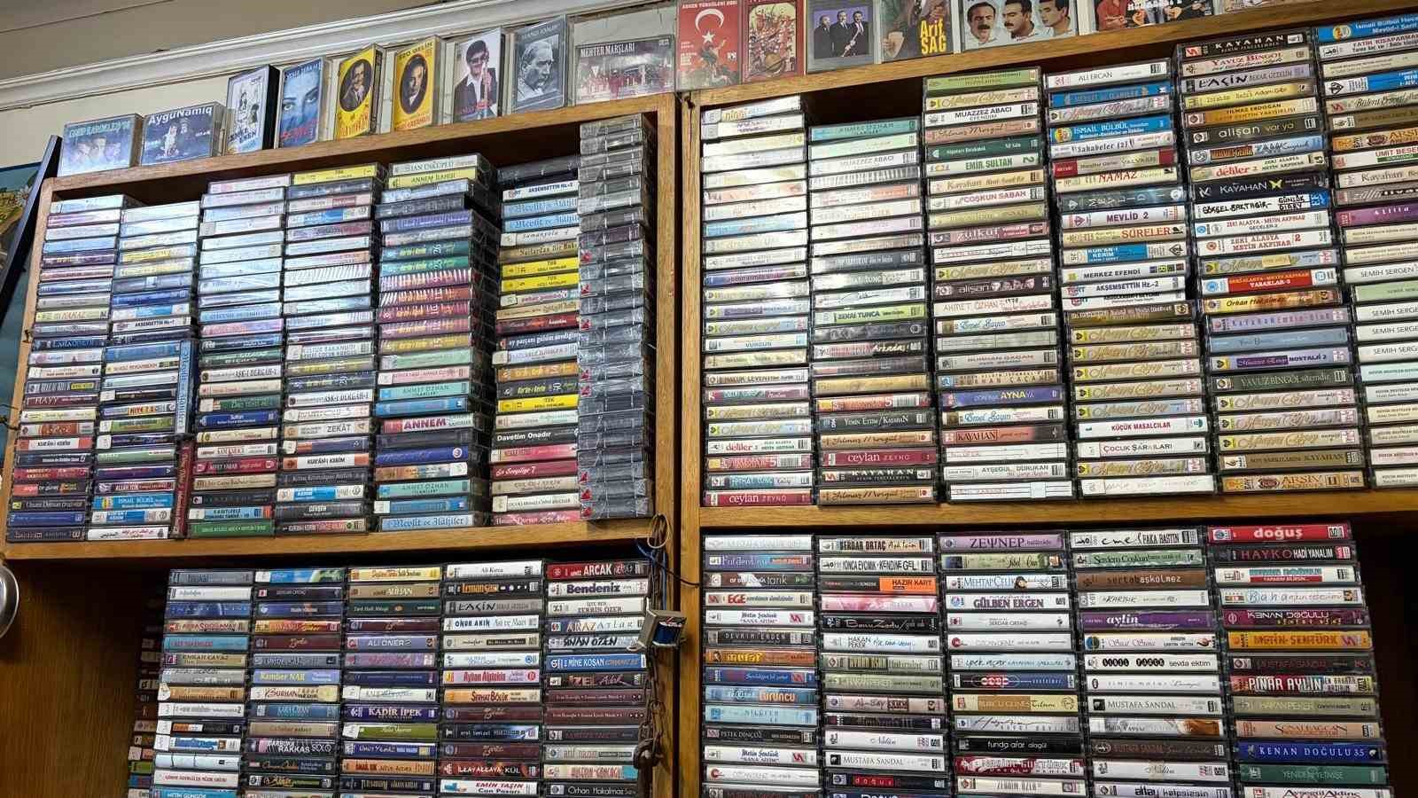 Müzik dünyasının geçmişine 20 yıldır topladığı plak ve kasetlerle ışık tutuyor
