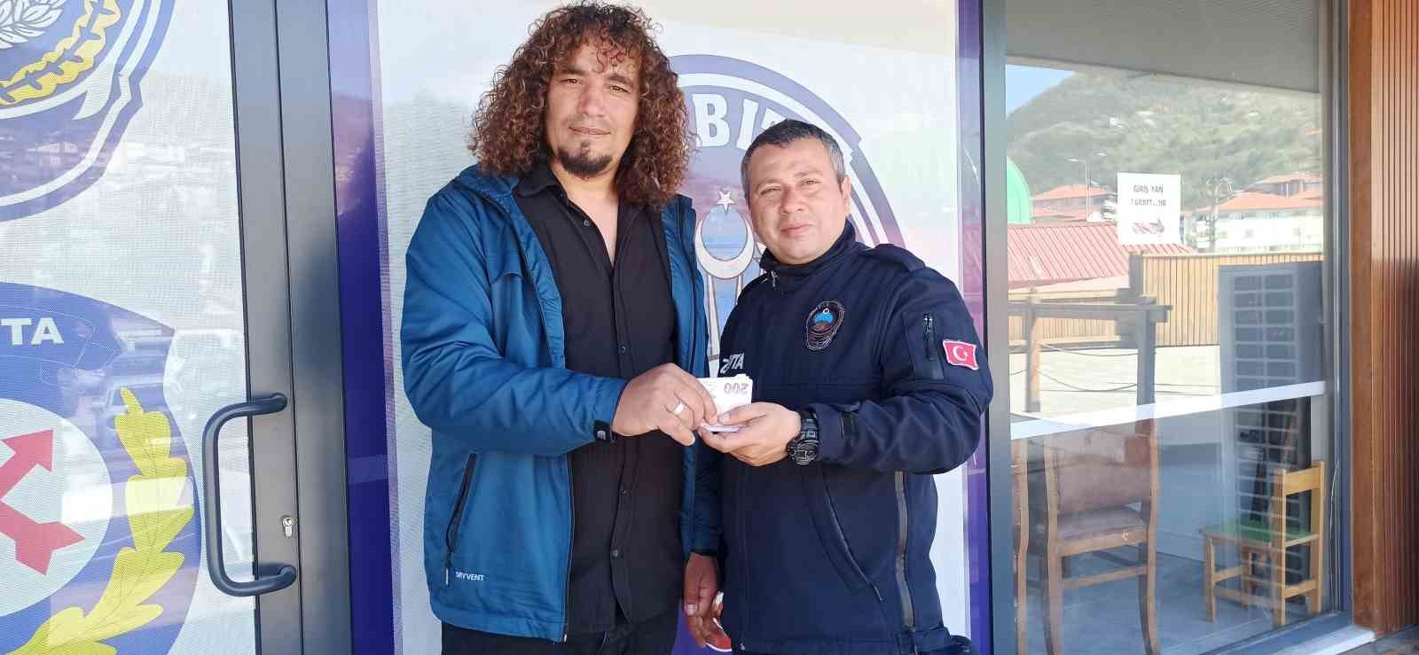Müzisyen ATM’de unutulan 13 bin 100 lirayı zabıtaya teslim etti
