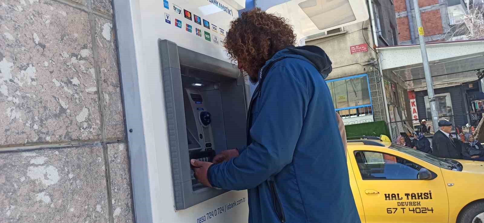 Müzisyen ATM’de unutulan 13 bin 100 lirayı zabıtaya teslim etti
