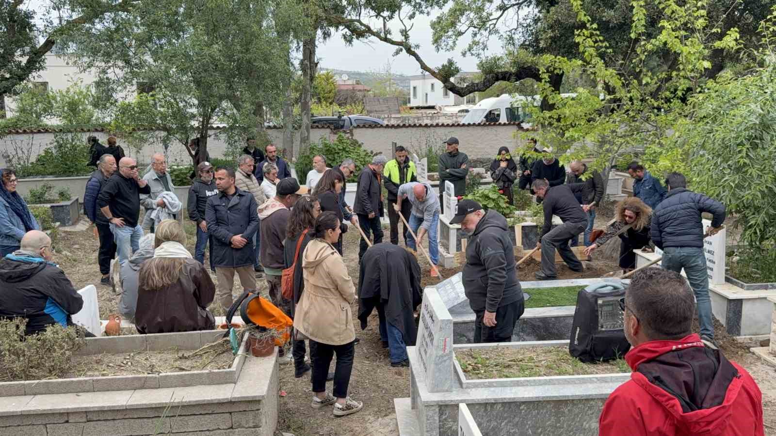 Müzisyen Kemal Cem Öcal, Bodrum’da son yolculuğuna uğurlandı
