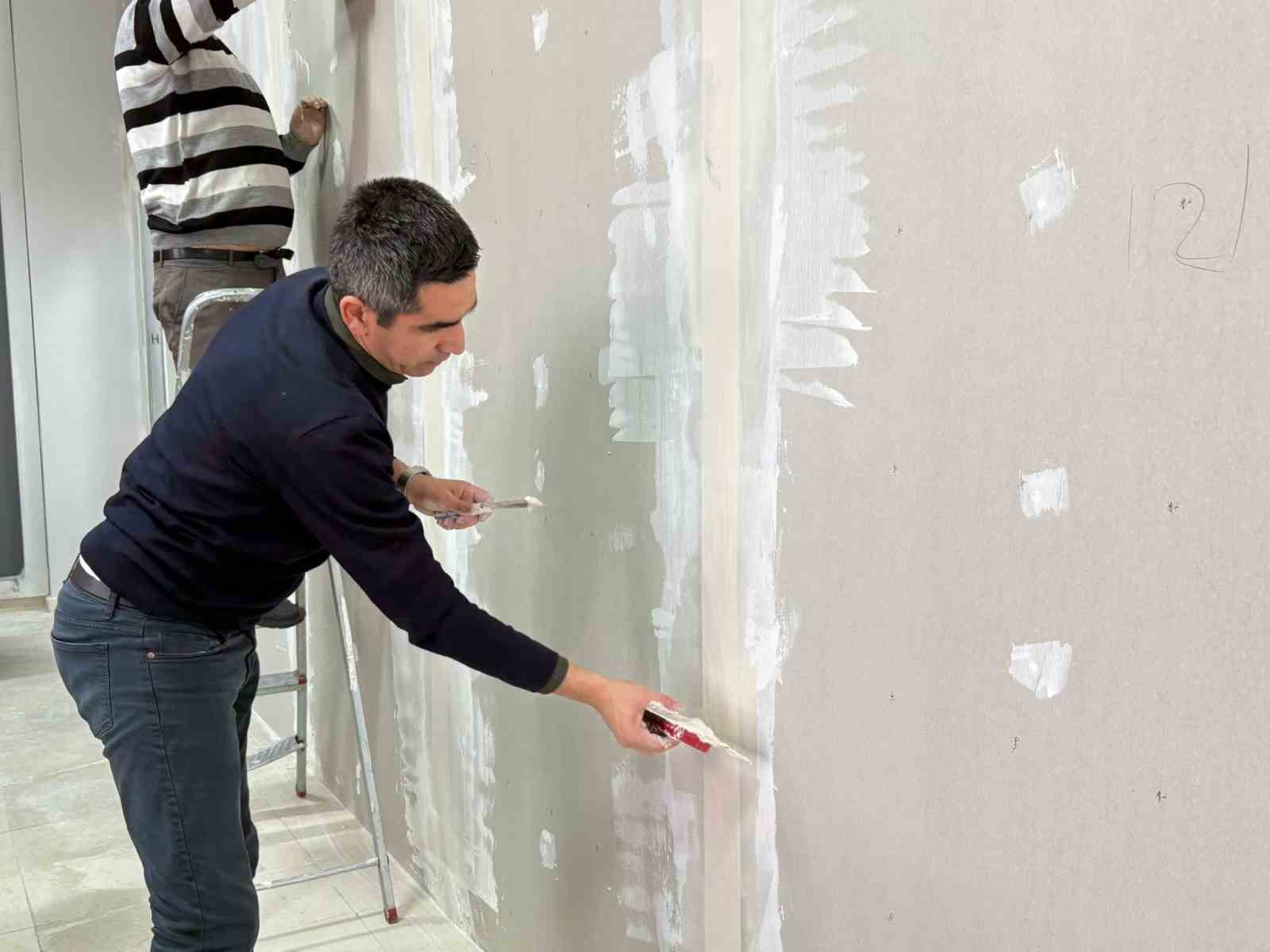 MYO müdürü okuldaki tadilat işlerini kendi elleriyle yapıyor
MYO müdürü okuldaki tadilat işlerini kendi elleriyle yapıyor