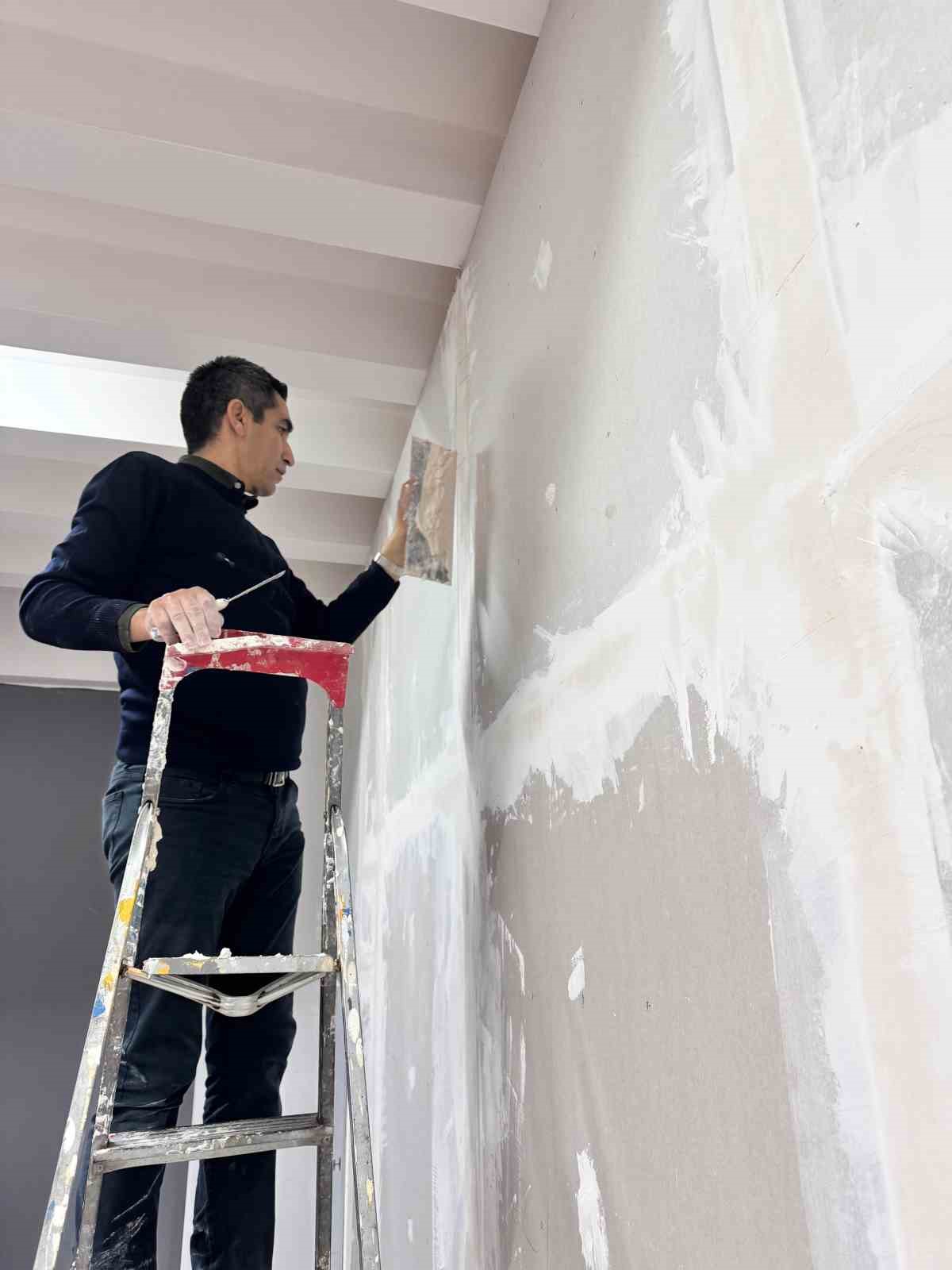 MYO müdürü okuldaki tadilat işlerini kendi elleriyle yapıyor
MYO müdürü okuldaki tadilat işlerini kendi elleriyle yapıyor