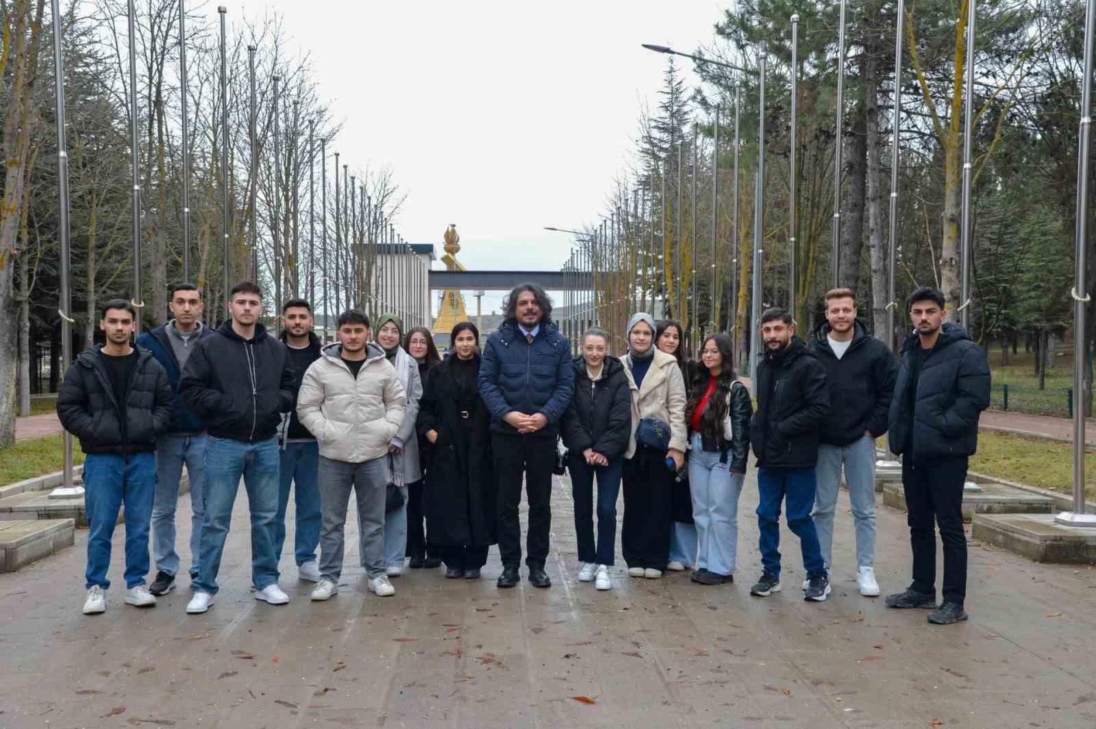 MYO öğrencileri BŞEÜ Merkez Kampüsü gezdi
MYO öğrencileri BŞEÜ Merkez Kampüsü gezdi