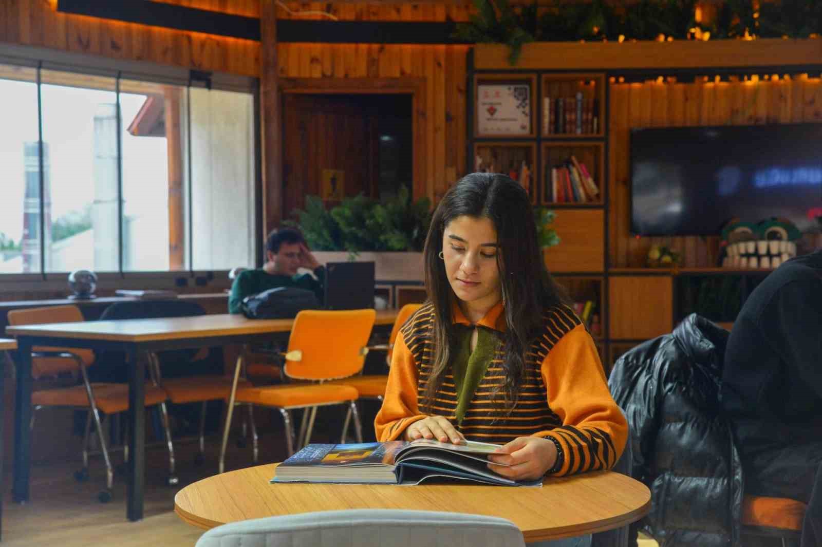 MYO öğrencileri BŞEÜ Merkez Kampüsü gezdi
MYO öğrencileri BŞEÜ Merkez Kampüsü gezdi